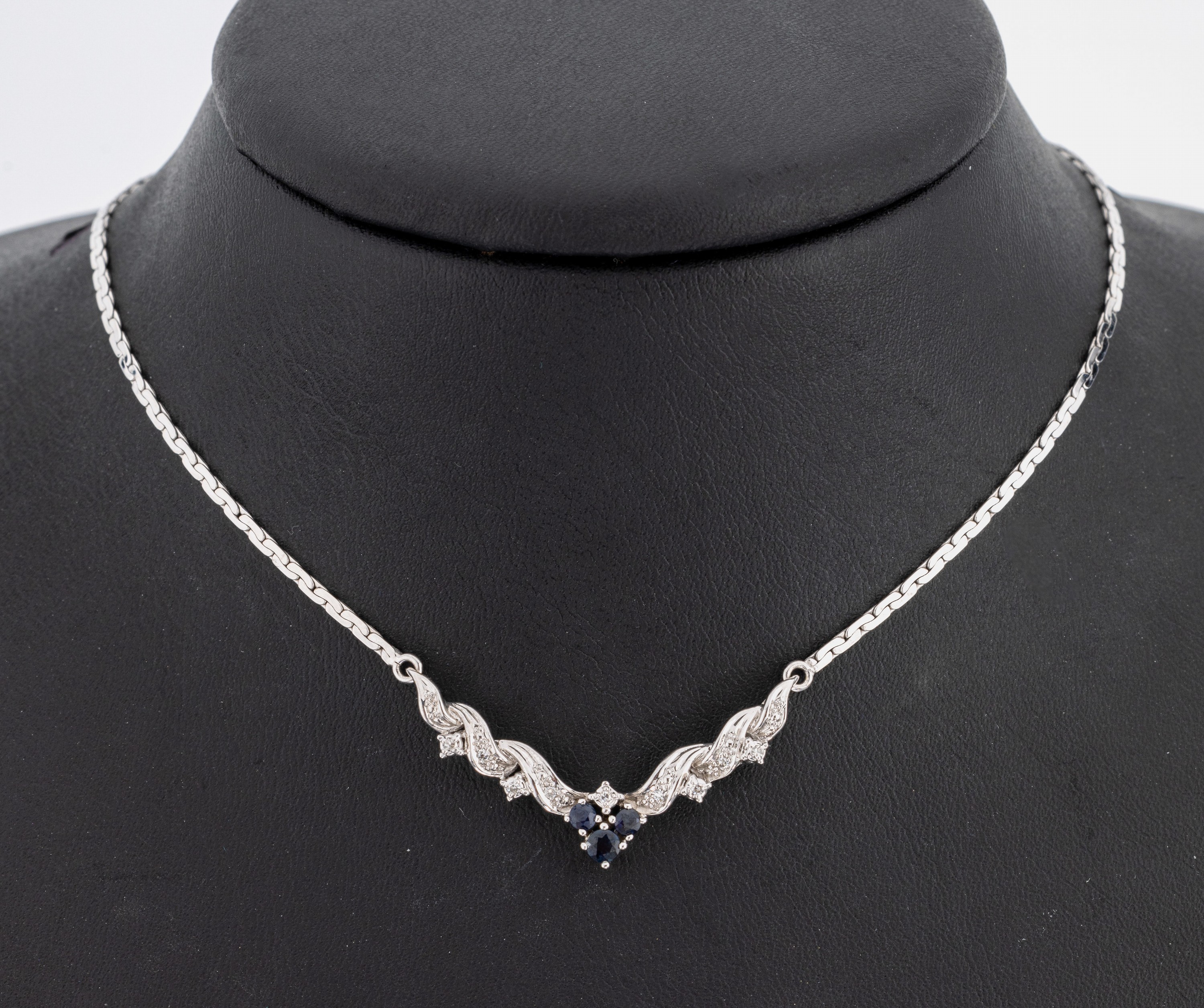 14 kt Gold Saphir-Diamant-Collier, WG 585/000, 3 rundfacett. Saphire zus. ca. 0.20 ct, 9 8/8-Diamanten zus. ca. 0.05 ct Weiß/si, ca. 7.5 g, L. ca. ...