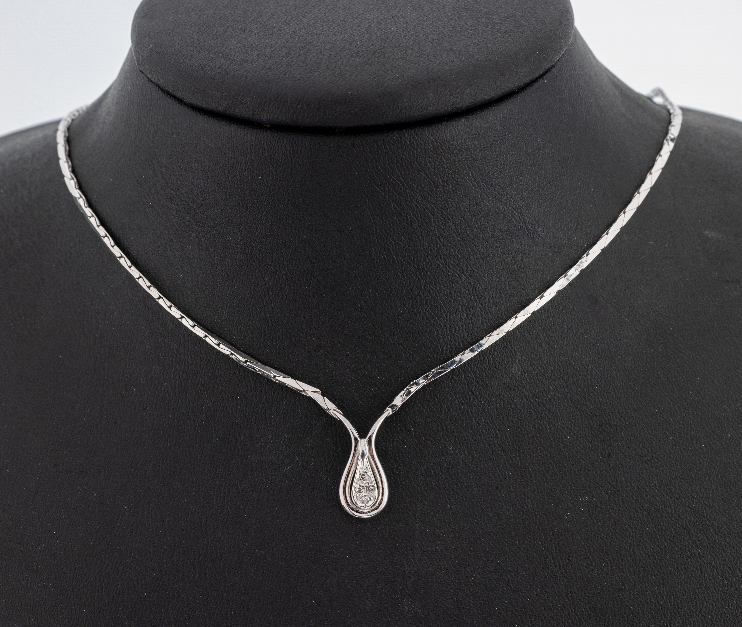 14 kt Gold Diamant-Collier, WG 585/000, 4 Diamanten zus. ca. 0.04 ct Weiß/si, ca. 9.5 g, L. ca. 43.5 cm, Kastenschloss mit Sicherheitsacht