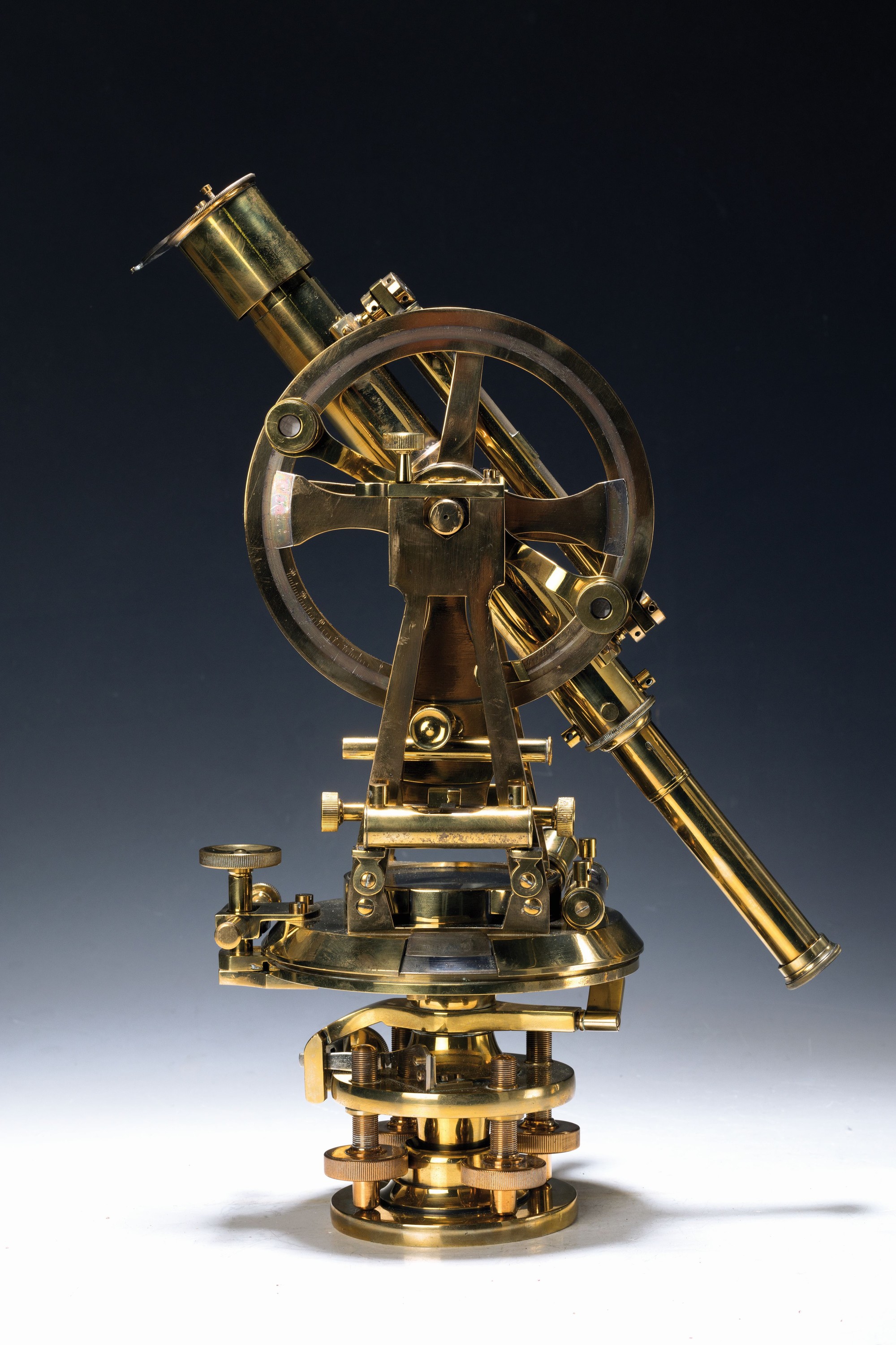 Theodolith, um 1920-30, Messing, mit Kompass, zwei Wasserwagen, Okular, drehbar, H. ca. 34 cm