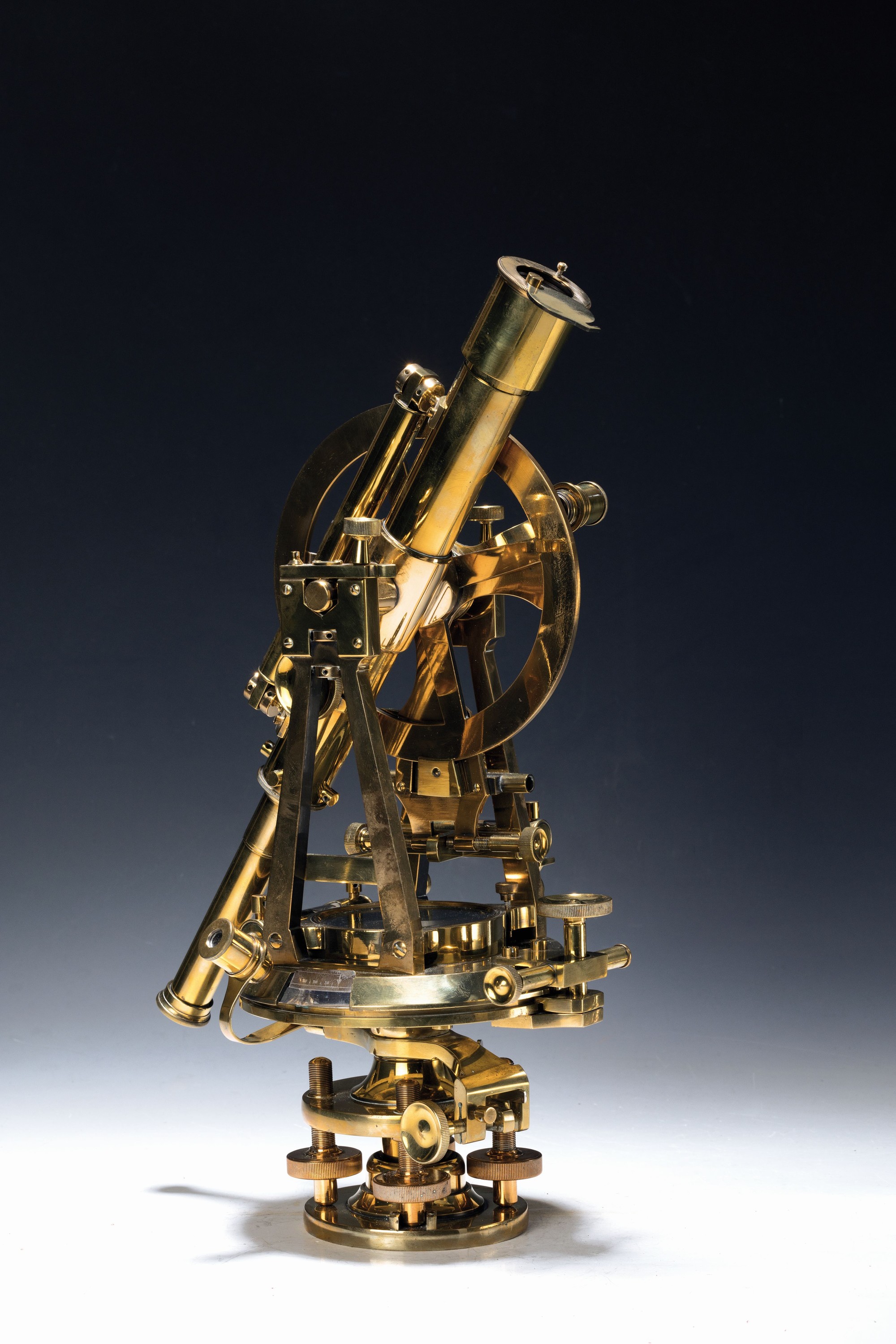 Detail a: Theodolith, um 1920-30, Messing, mit Kompass, zwei Wasserwagen, Okular, drehbar, H. ca. 34 cm