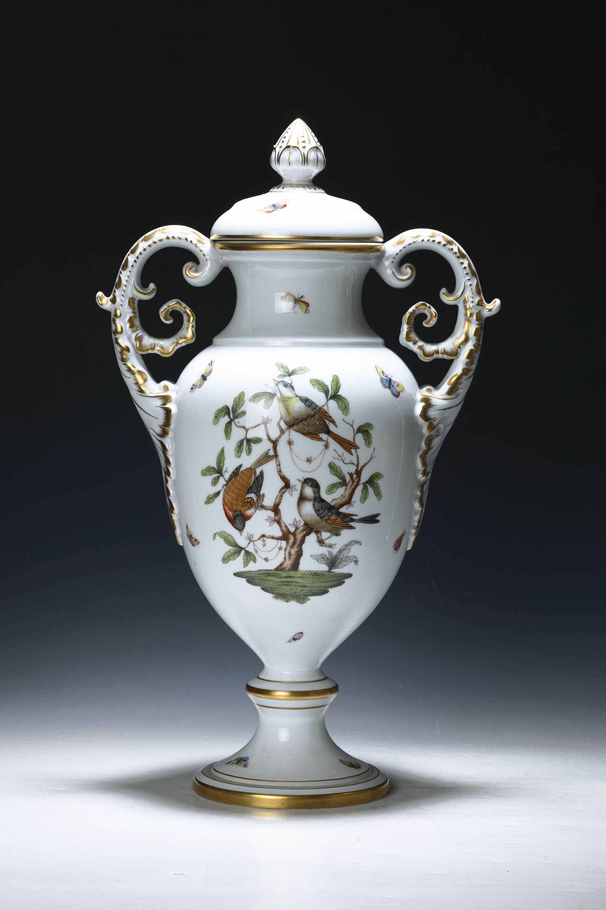 Doppelhenkeldeckelvase, Herend Ungarn, 20. Jh., Dekor Rothschild, reiche Goldstaffage, H. ca. 52cm