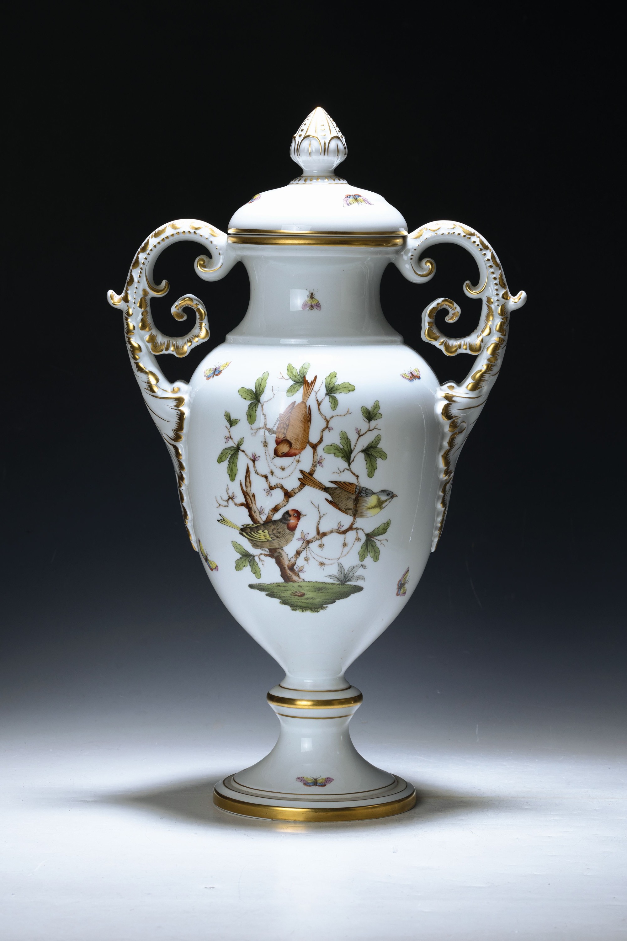 Detail a: Doppelhenkeldeckelvase, Herend Ungarn, 20. Jh., Dekor Rothschild, reiche Goldstaffage, H. ca. 52cm