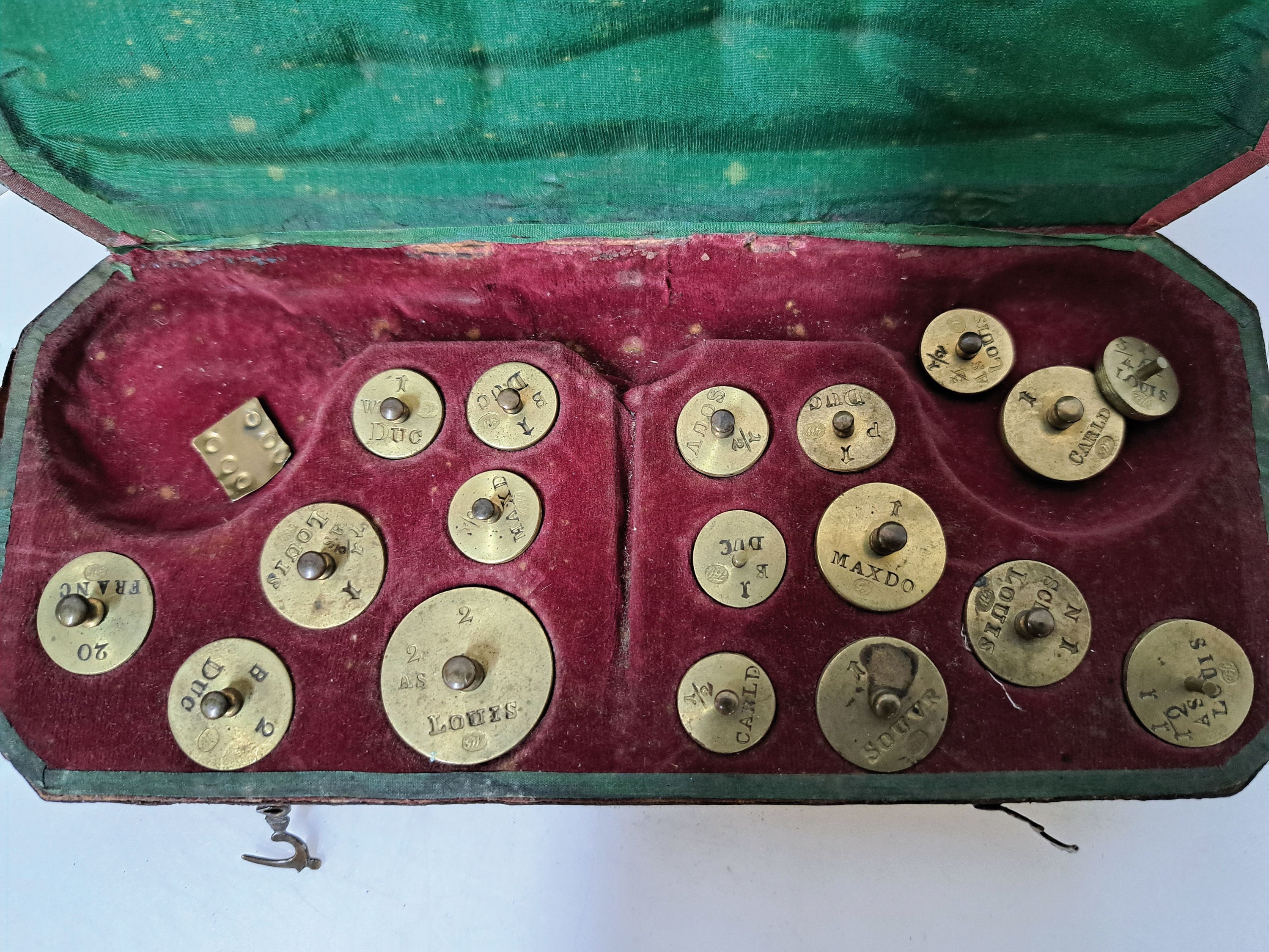 Münzwaage, Frankreich, um 1780-1800, mit 15 Gewichten, achteckiges Lederetui innen mit Samt und Stoff ausgeschlagen, Verschlüsse fehlen, ca. ...