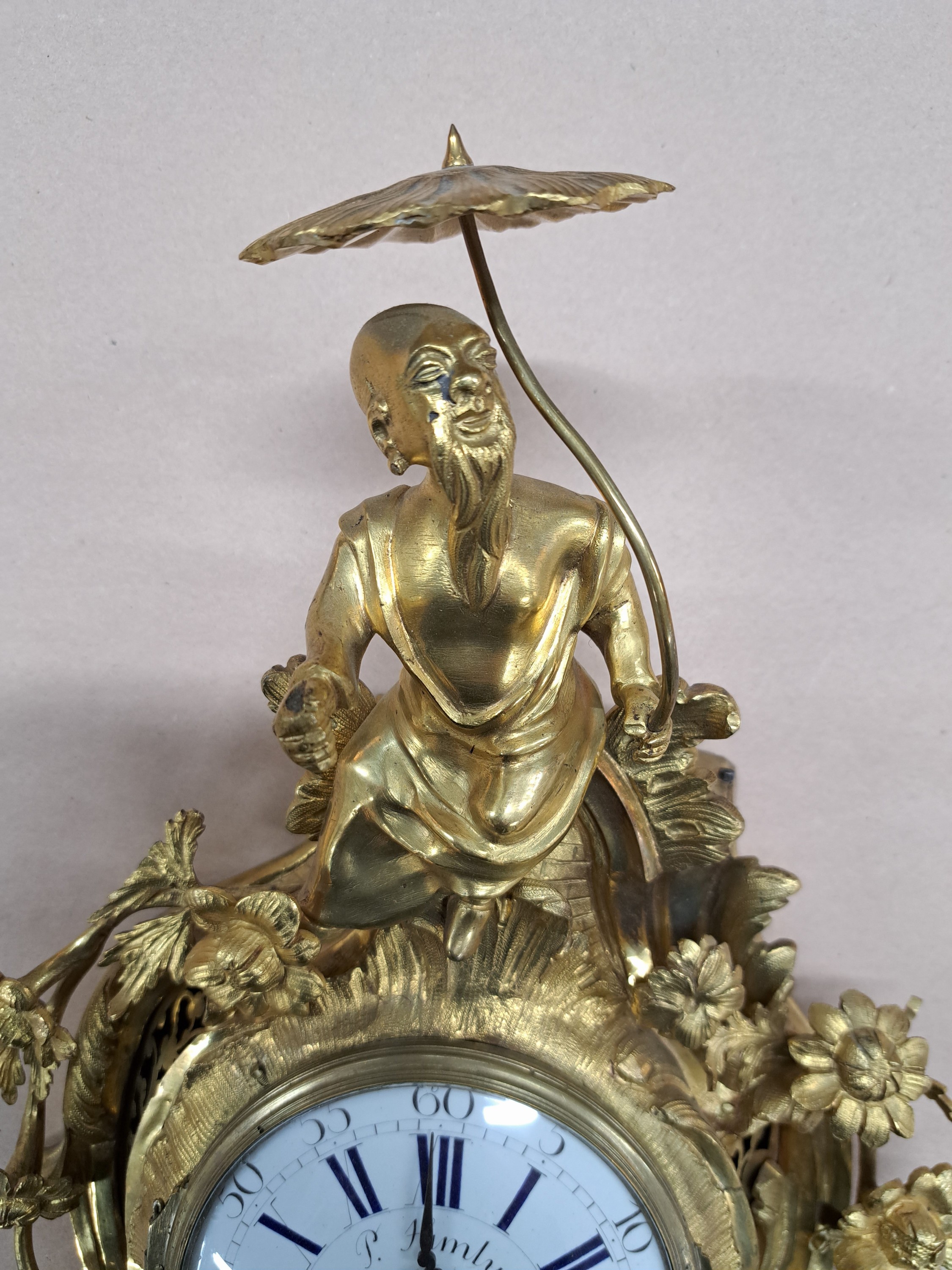 Detail c: Kartelluhr, Himly Pfenniger Arolsen, 18. Jh., reich verziertes französisches Bronze Gehäuse mit alter Vergoldung, geschweifte Rocaillen mit ...