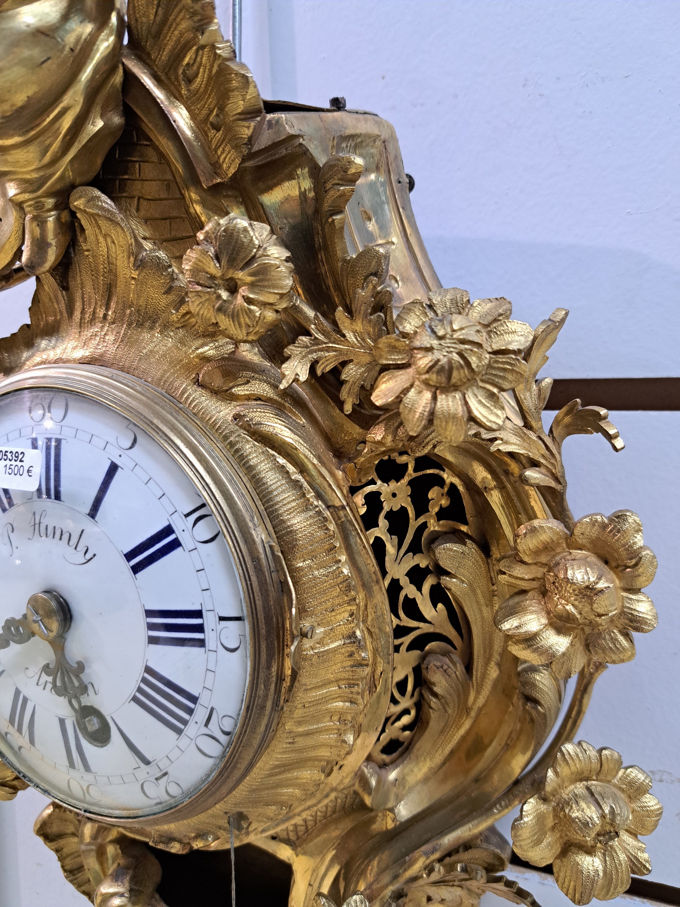 Detail f: Kartelluhr, Himly Pfenniger Arolsen, 18. Jh., reich verziertes französisches Bronze Gehäuse mit alter Vergoldung, geschweifte Rocaillen mit ...