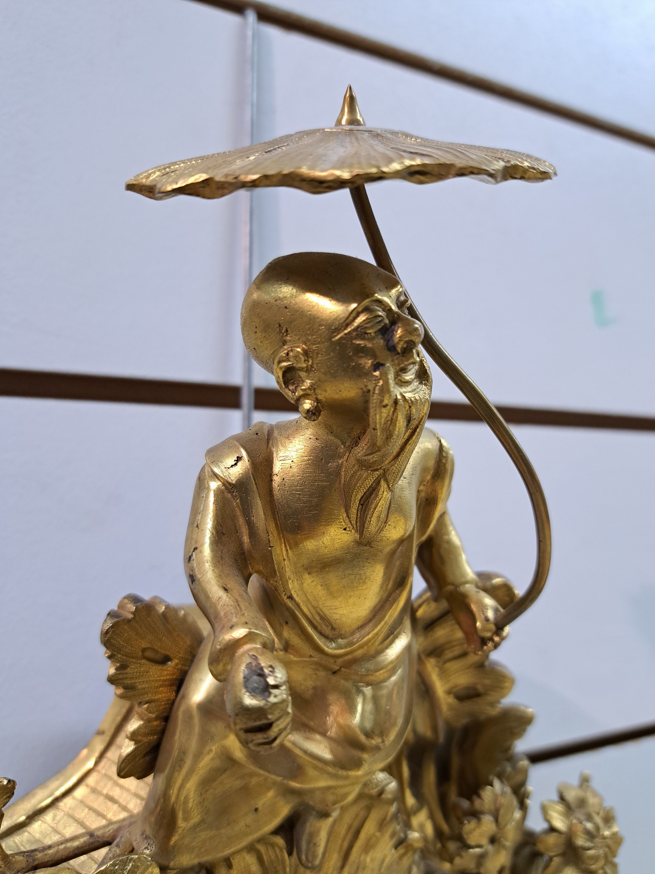 Detail i: Kartelluhr, Himly Pfenniger Arolsen, 18. Jh., reich verziertes französisches Bronze Gehäuse mit alter Vergoldung, geschweifte Rocaillen mit ...