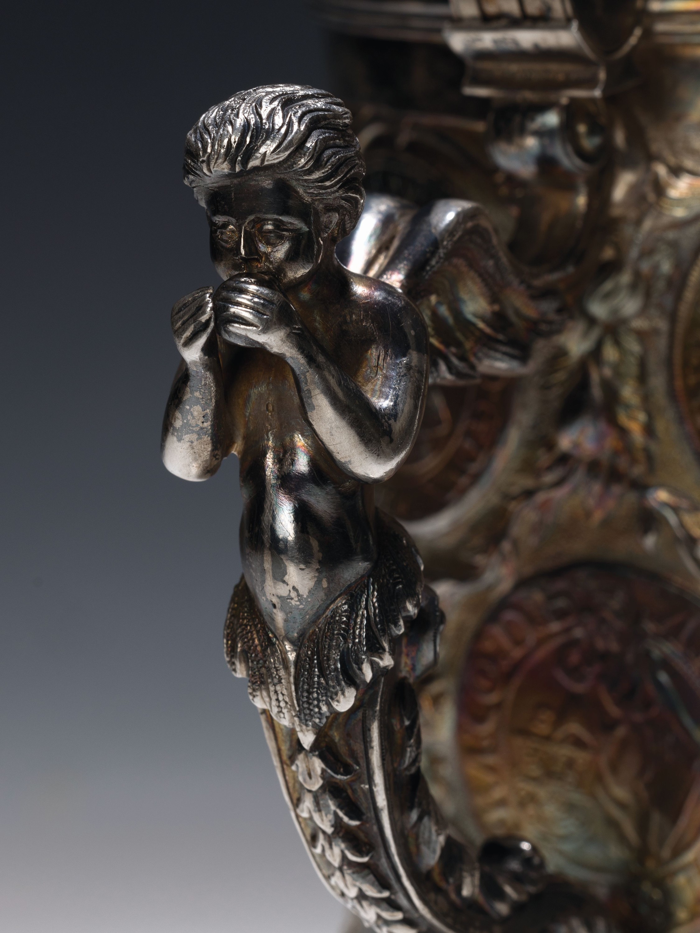 Detail c: Münzkrug, deutsch, wohl Hanau, Mitte 19.Jh., Silber, auf drei Kugelfüßen stehend, Münzreliefs in Wandung, Deckel und Boden, Griff in Form eines ...