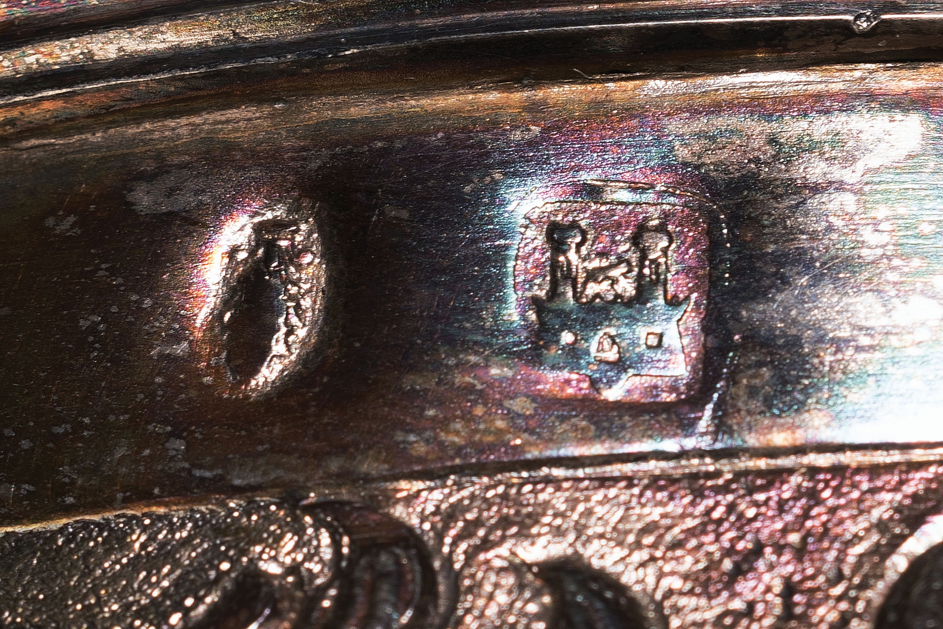 Detail e: Münzkrug, deutsch, wohl Hanau, Mitte 19.Jh., Silber, auf drei Kugelfüßen stehend, Münzreliefs in Wandung, Deckel und Boden, Griff in Form eines ...