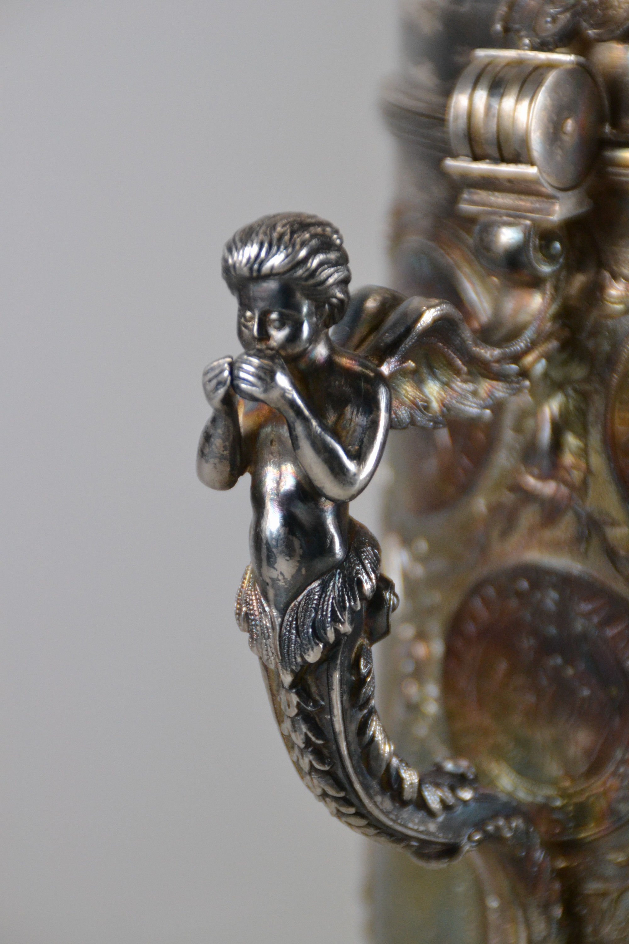 Detail f: Münzkrug, deutsch, wohl Hanau, Mitte 19.Jh., Silber, auf drei Kugelfüßen stehend, Münzreliefs in Wandung, Deckel und Boden, Griff in Form eines ...