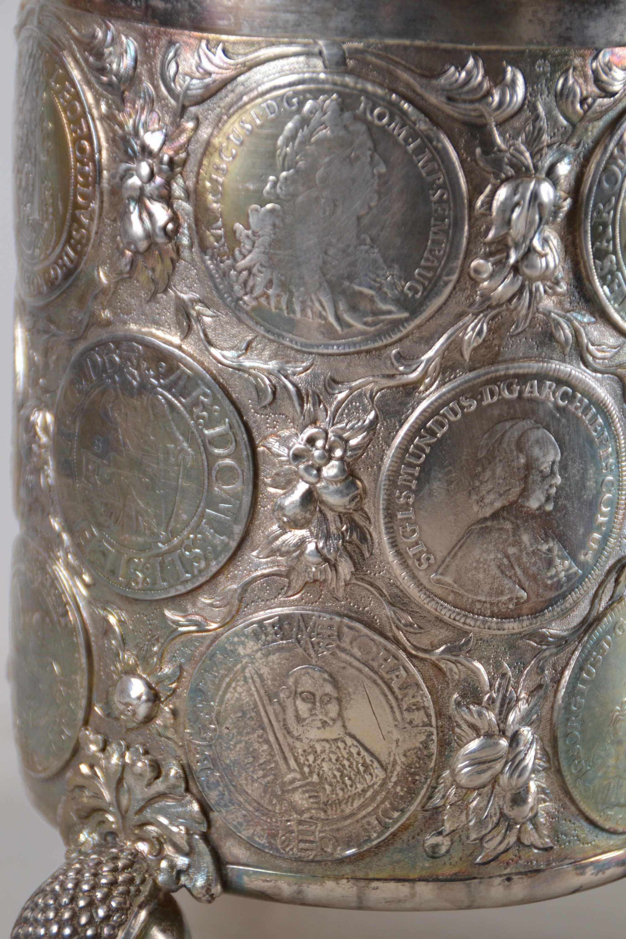 Detail g: Münzkrug, deutsch, wohl Hanau, Mitte 19.Jh., Silber, auf drei Kugelfüßen stehend, Münzreliefs in Wandung, Deckel und Boden, Griff in Form eines ...