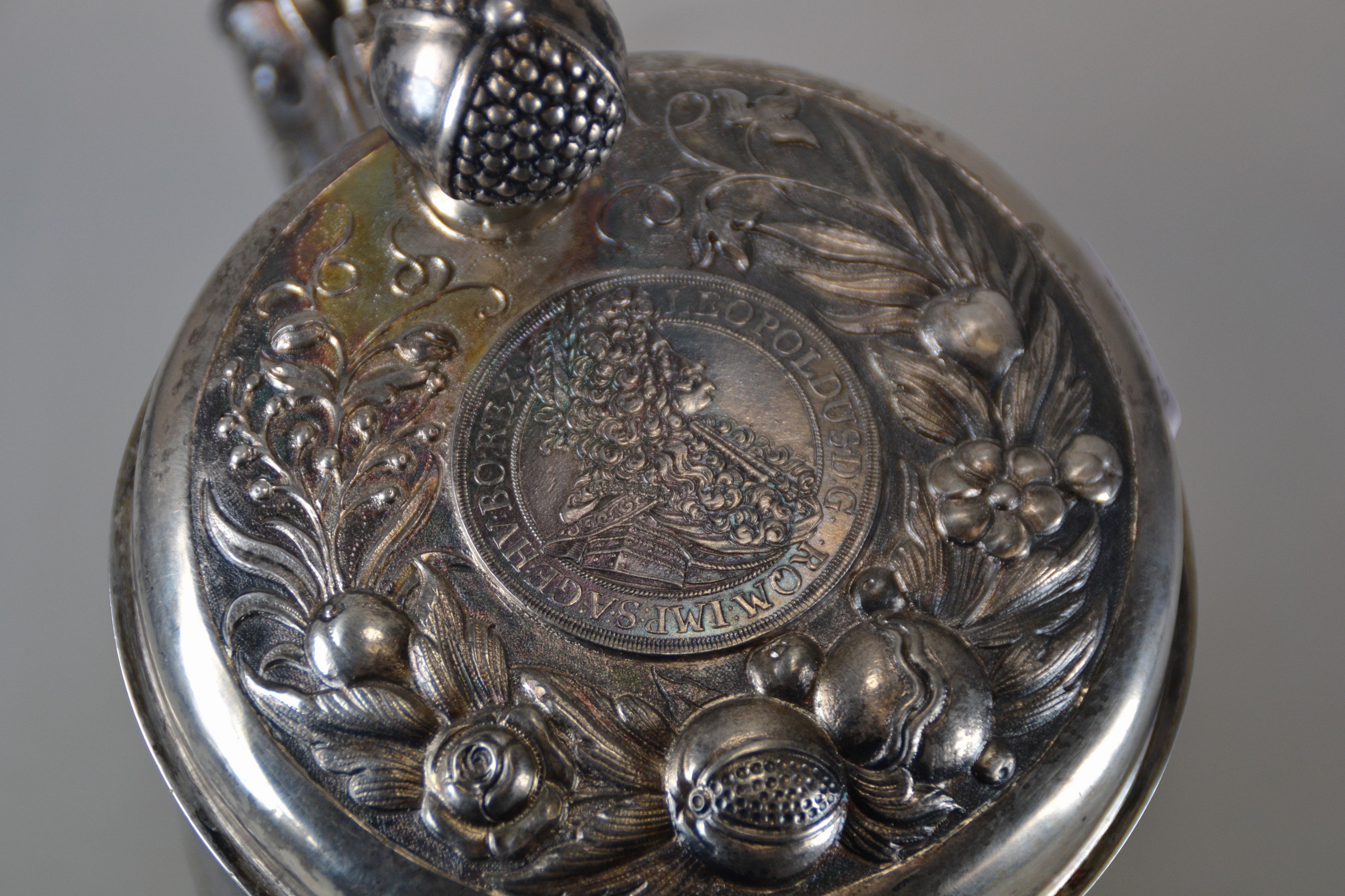 Detail i: Münzkrug, deutsch, wohl Hanau, Mitte 19.Jh., Silber, auf drei Kugelfüßen stehend, Münzreliefs in Wandung, Deckel und Boden, Griff in Form eines ...