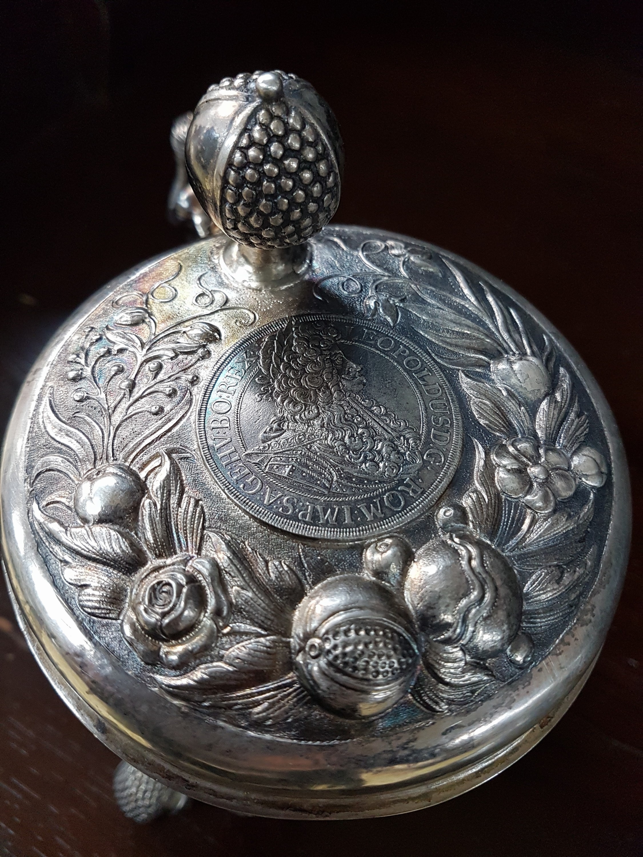 Detail q: Münzkrug, deutsch, wohl Hanau, Mitte 19.Jh., Silber, auf drei Kugelfüßen stehend, Münzreliefs in Wandung, Deckel und Boden, Griff in Form eines ...