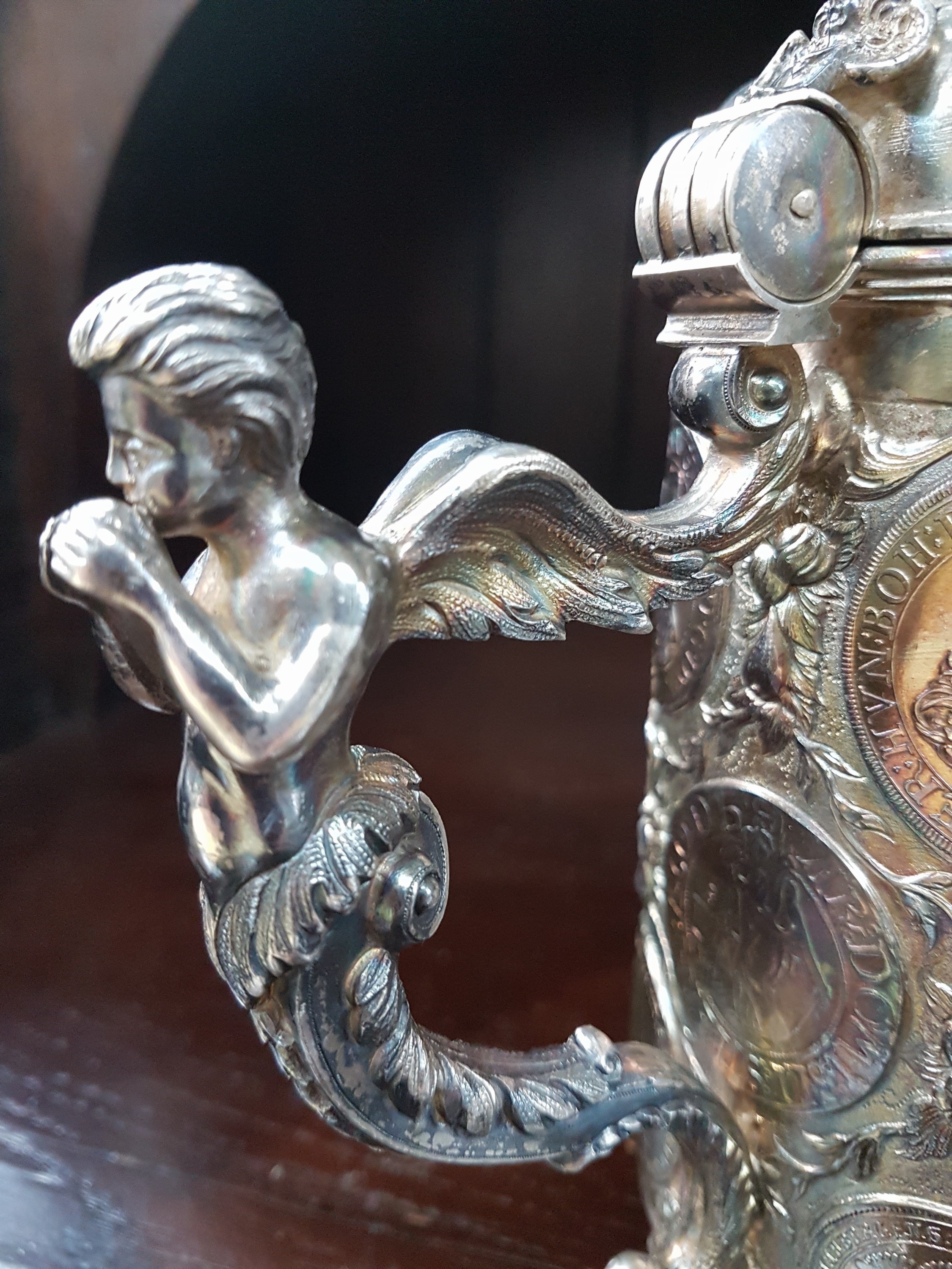 Detail u: Münzkrug, deutsch, wohl Hanau, Mitte 19.Jh., Silber, auf drei Kugelfüßen stehend, Münzreliefs in Wandung, Deckel und Boden, Griff in Form eines ...