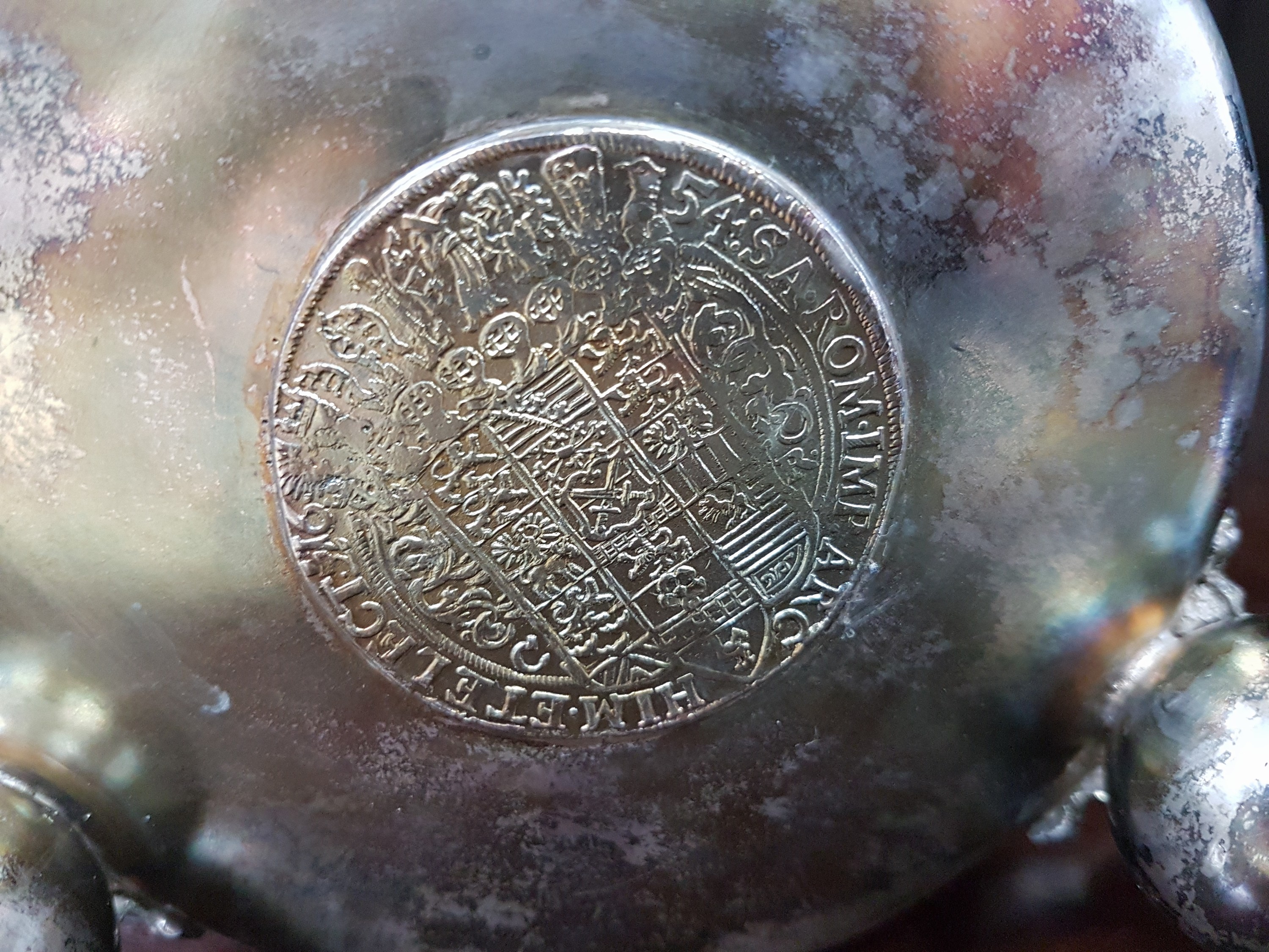 Detail w: Münzkrug, deutsch, wohl Hanau, Mitte 19.Jh., Silber, auf drei Kugelfüßen stehend, Münzreliefs in Wandung, Deckel und Boden, Griff in Form eines ...