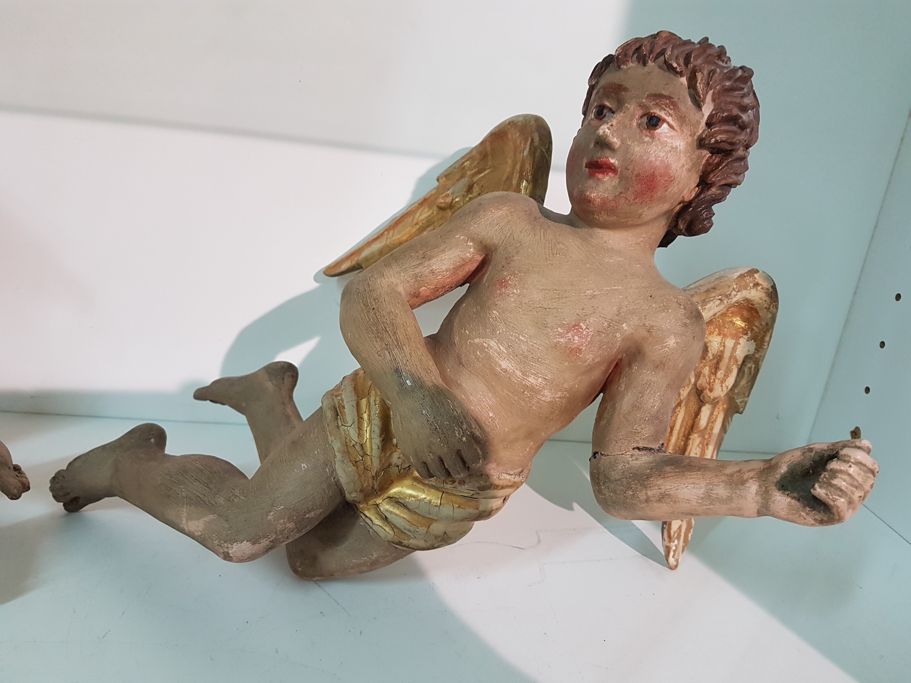 Detail b: Paar Putten, süddeutsch, 19. Jh., Lindenholz geschnitzt und polychrom gefaßt, H. je ca. 37cm