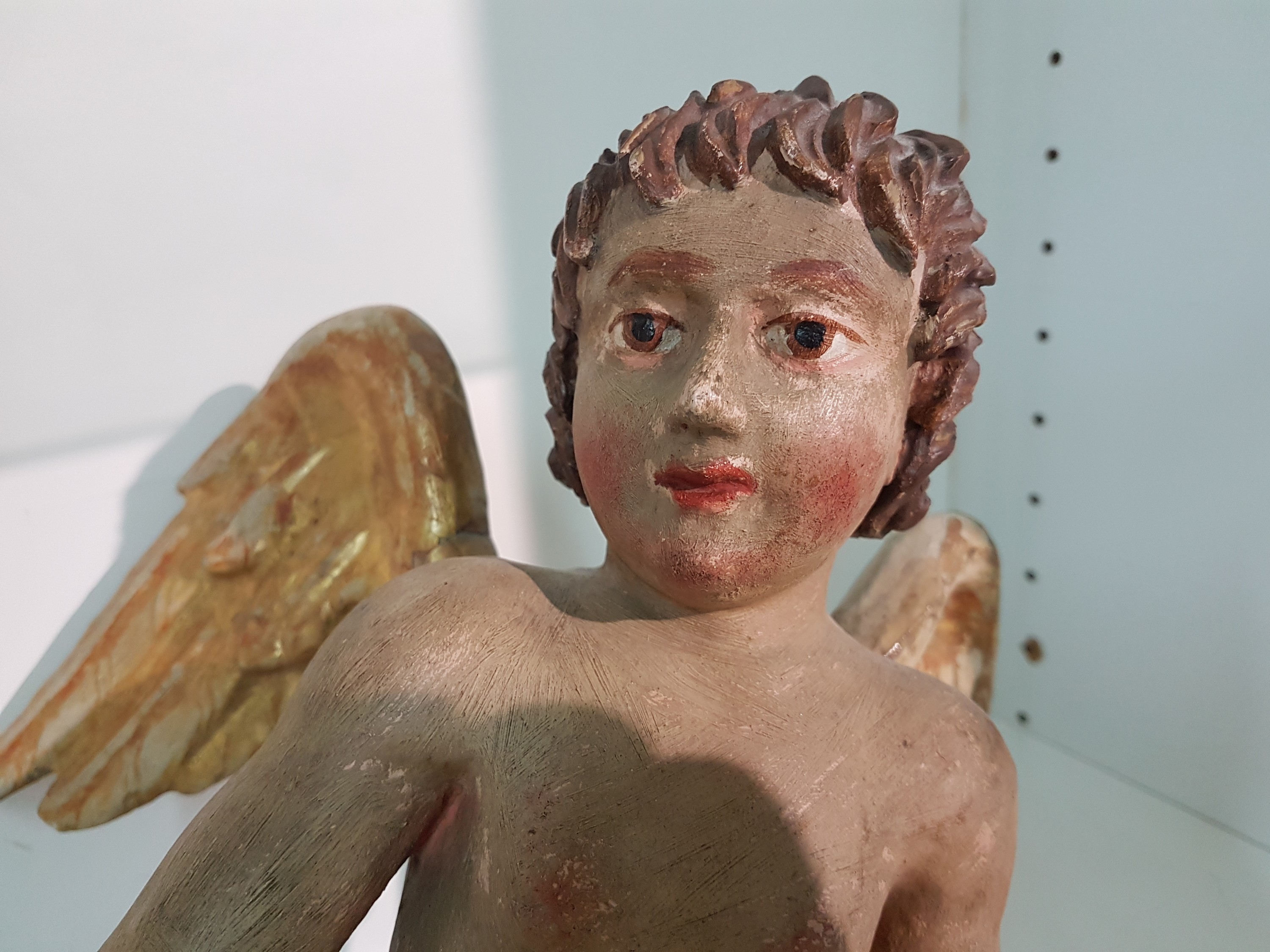 Detail c: Paar Putten, süddeutsch, 19. Jh., Lindenholz geschnitzt und polychrom gefaßt, H. je ca. 37cm