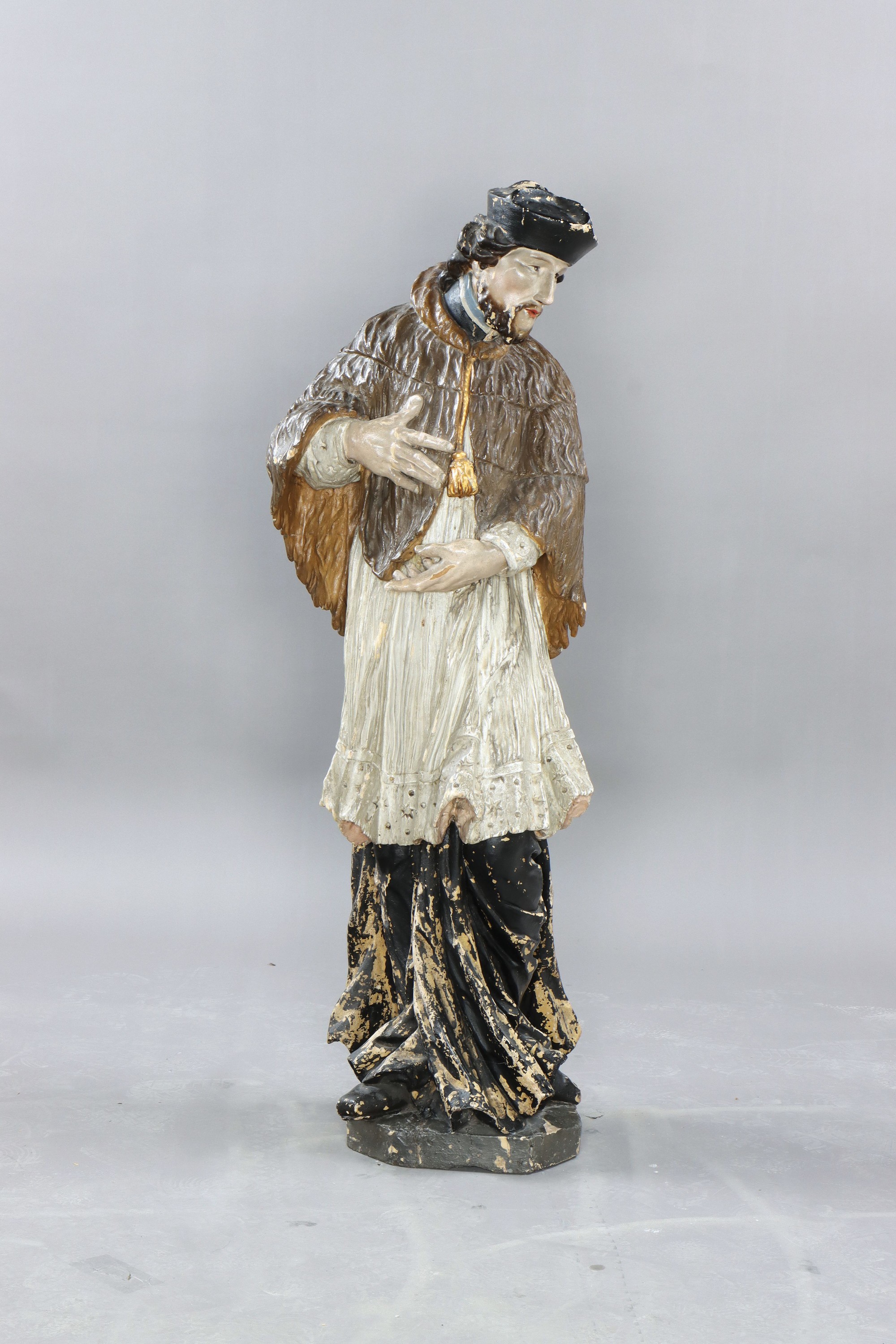 Große Skulptur des Hl. Nepomuk, süddeutsch, 19. Jh., Lindenholz geschnitzt und polychrom gefaßt, Fassung berieben, H. ca. 109 cm