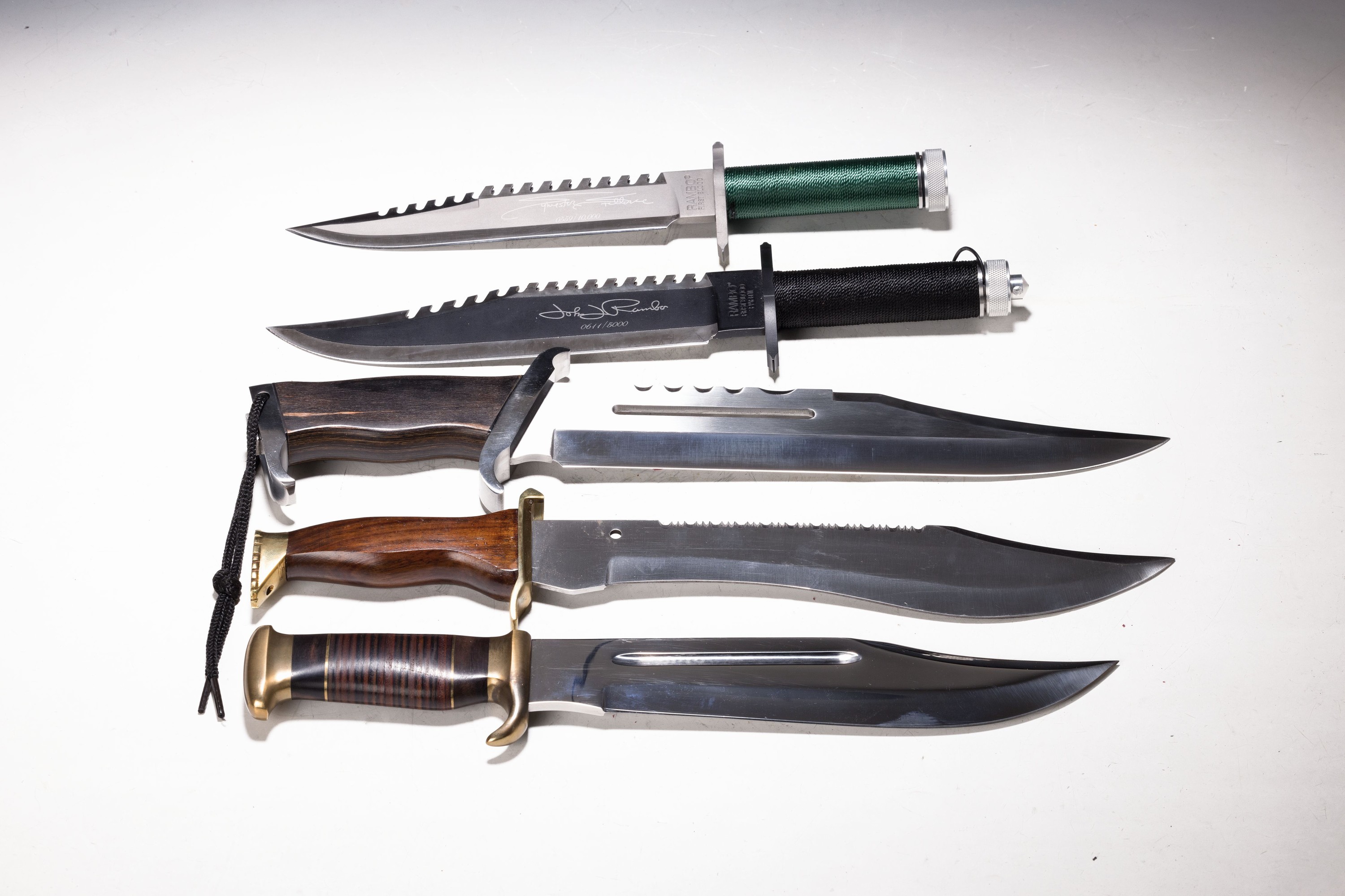 Konvolut aus 5 Sammlermessern / Bowiemessern, 2.Hälfte 20.Jh., 3 Sammlermesser zu den Filmen RAMBO First Blood, First Blood Part II und III, je ...