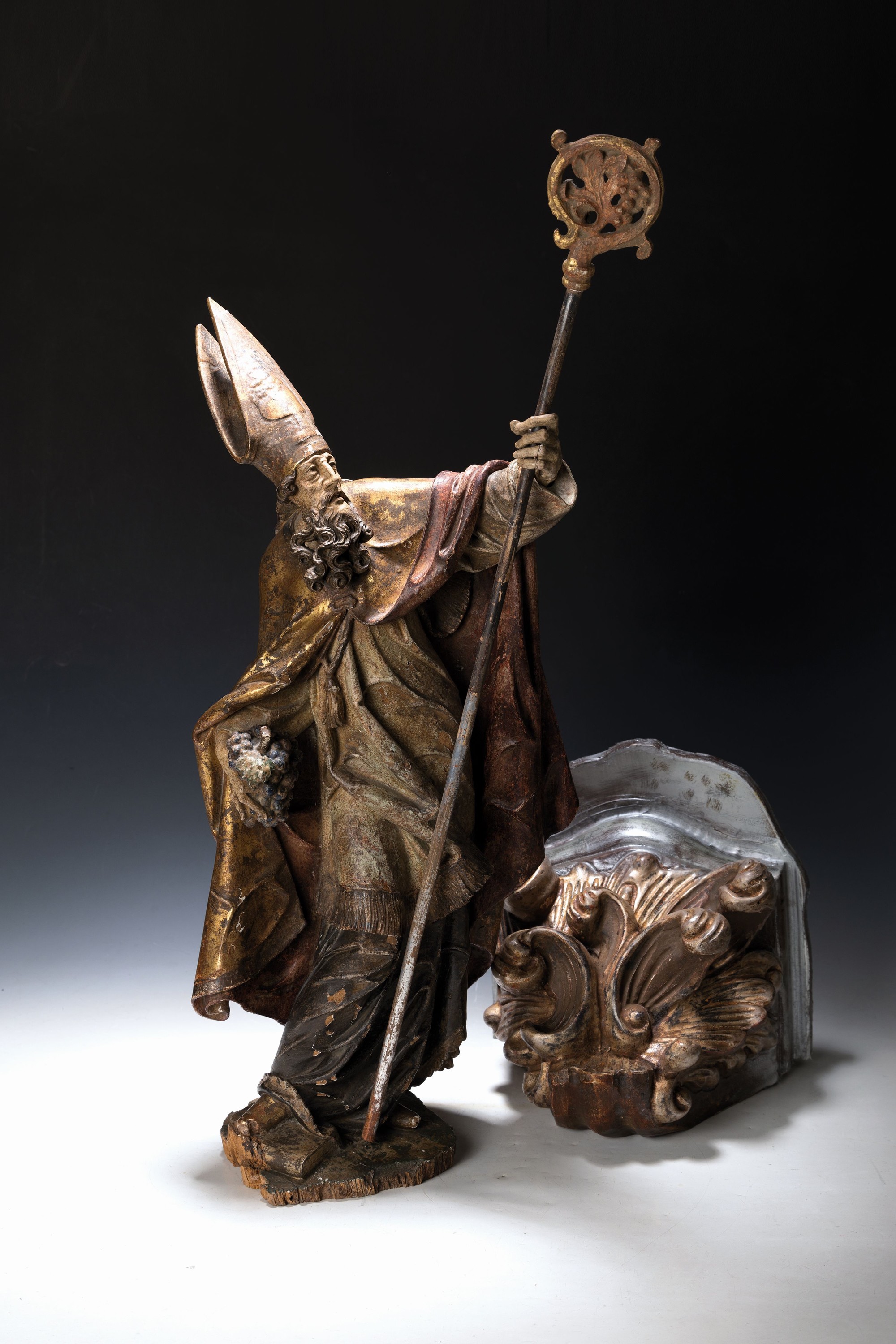 Große Skulptur des Hl. Urban, Schutzpatron der Winzer, deutsch, um 1900/20, Lindenholz geschnitzt und bunt gefaßt, Bischofsmütze H. mit Stab ca. ...