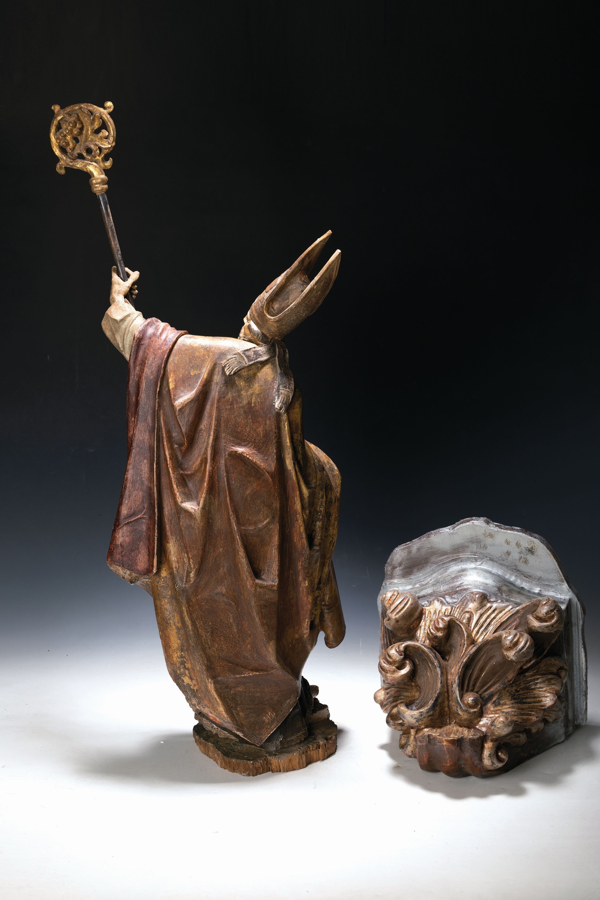 Detail a: Große Skulptur des Hl. Urban, Schutzpatron der Winzer, deutsch, um 1900/20, Lindenholz geschnitzt und bunt gefaßt, Bischofsmütze H. mit Stab ca. ...