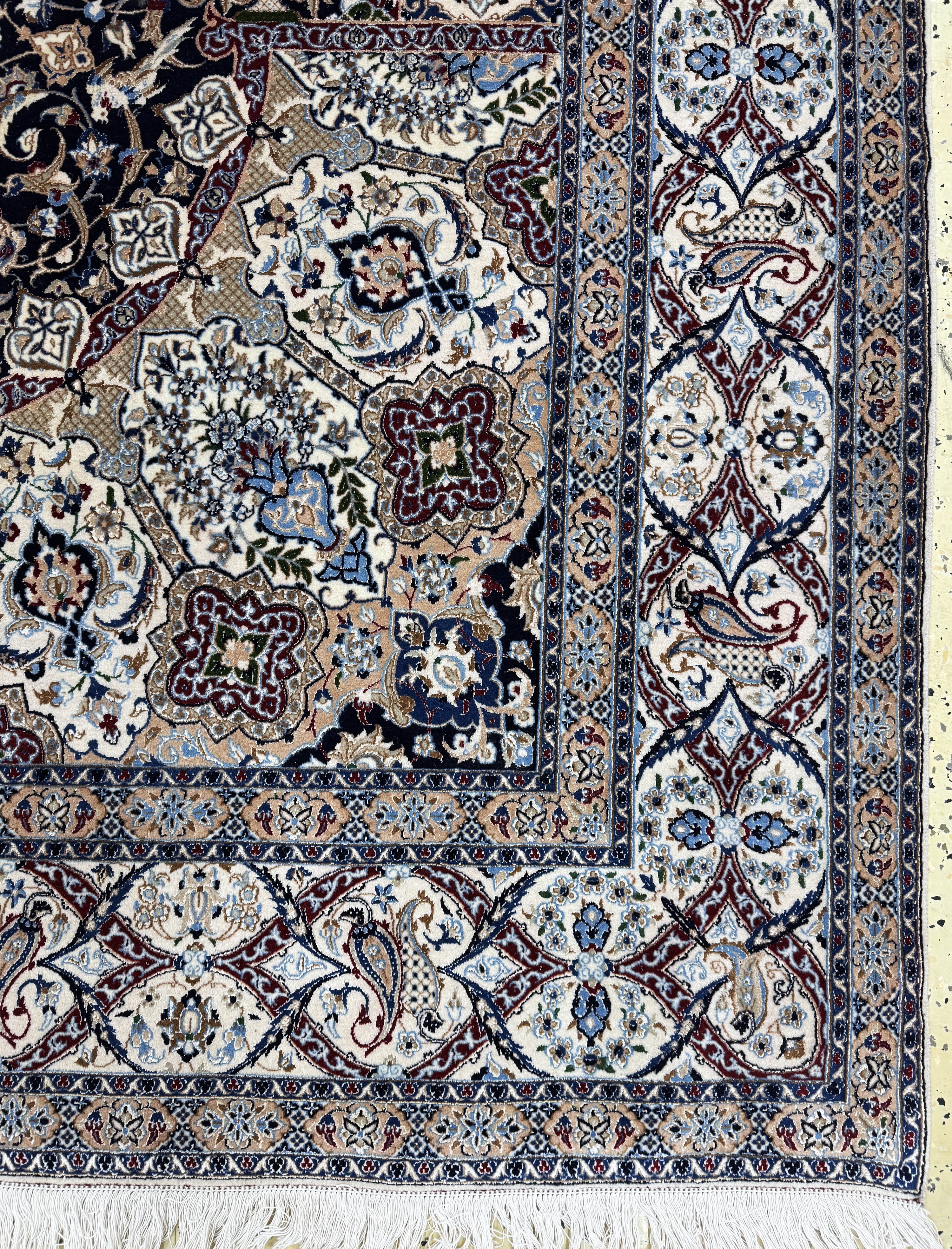 Detail a: Nain fein(6 La), Persien, Mitte 20.Jhd, Korkwolle mit Seide, ca. 305 x 205 cm, , ca. 1,0 Mio. Kn/qm, EHZ: 1-2, (Fransen erneuert)