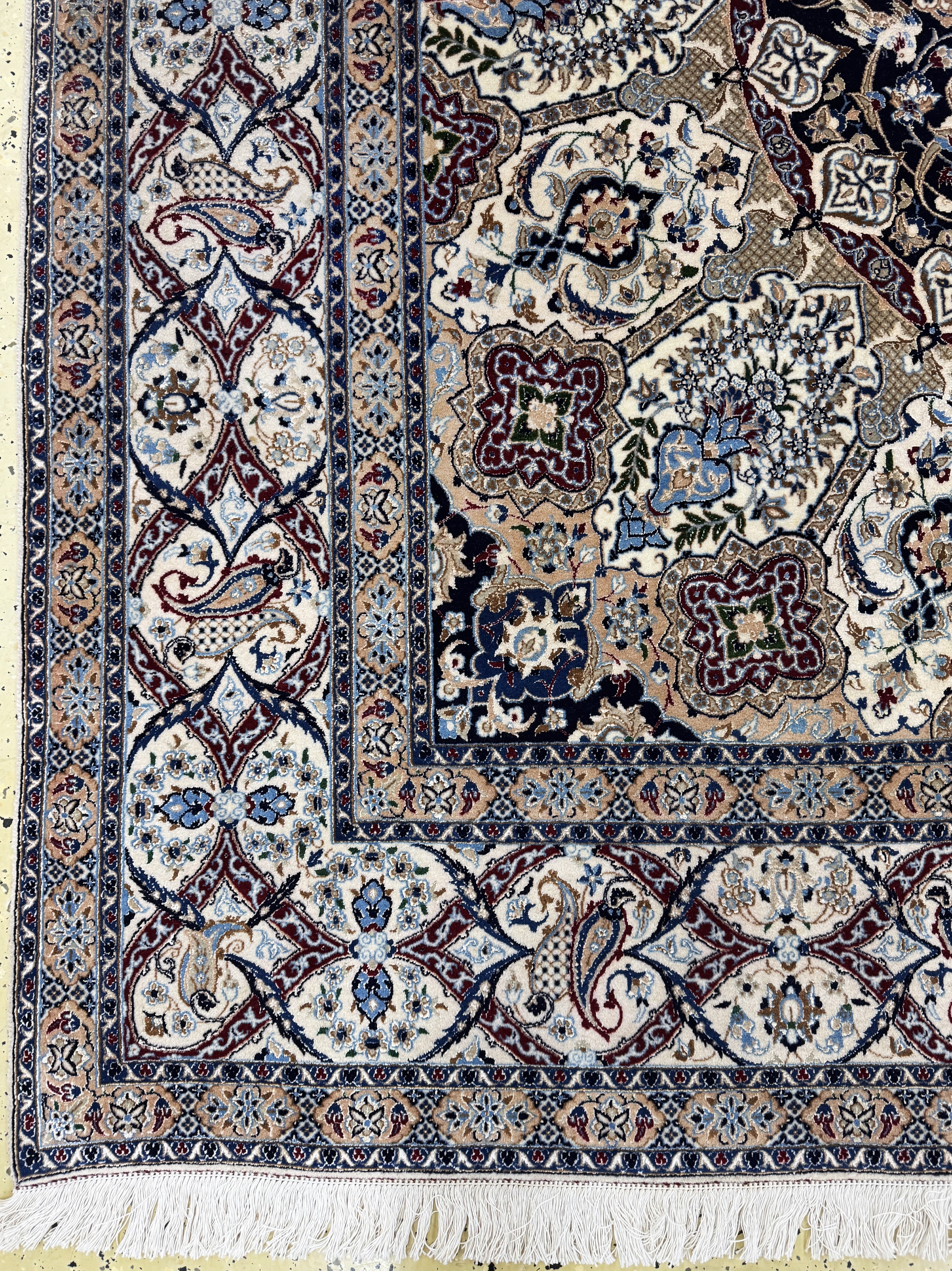 Detail b: Nain fein(6 La), Persien, Mitte 20.Jhd, Korkwolle mit Seide, ca. 305 x 205 cm, , ca. 1,0 Mio. Kn/qm, EHZ: 1-2, (Fransen erneuert)