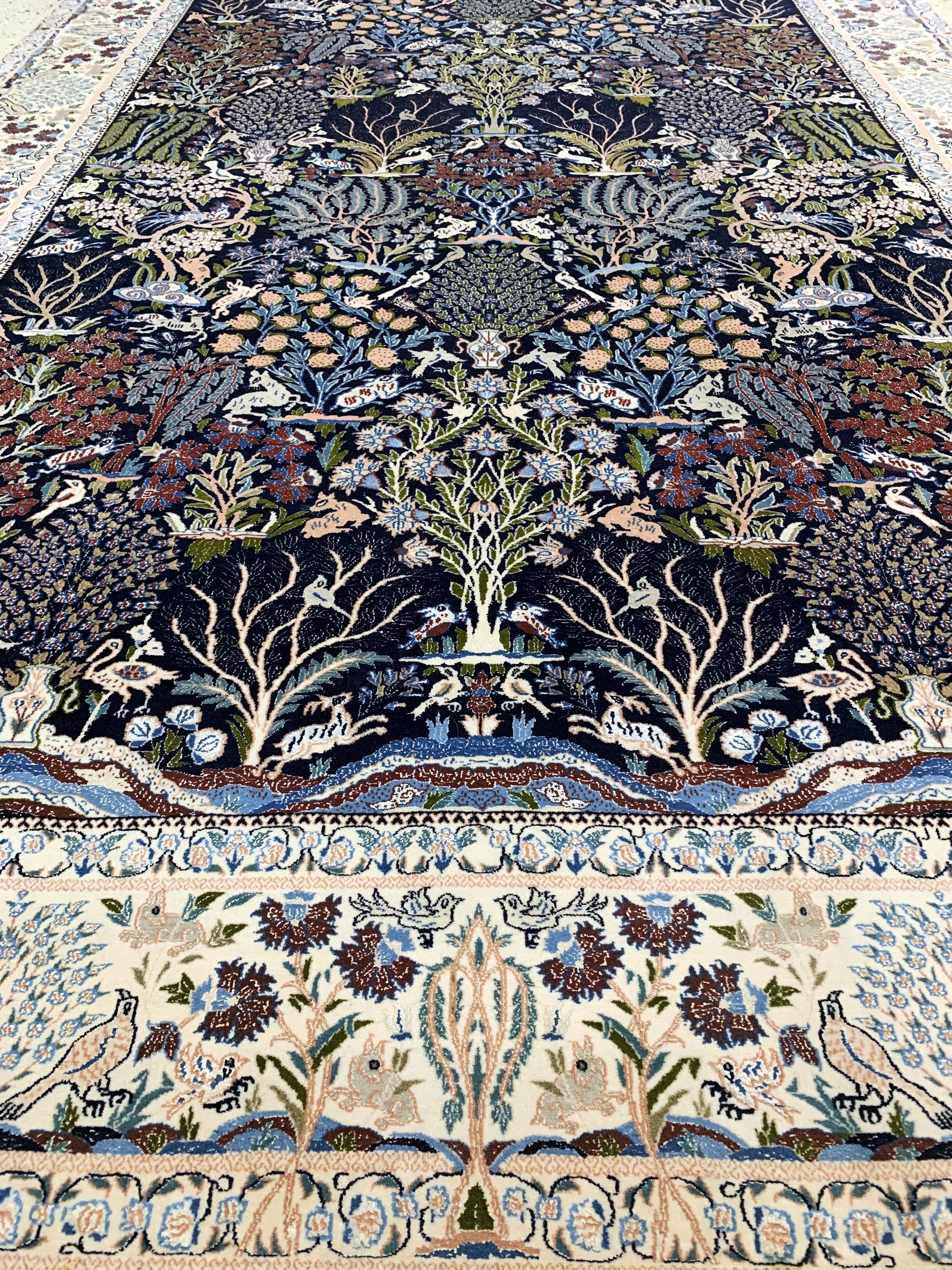 Detail i: Nain fein(6 La), Persien, signiert"PahlevanSafaie", Mitte 20.Jhd, Korkwolle mit Seide, ca. 297 x 199 cm, EHZ:(nahezu neuwertig).