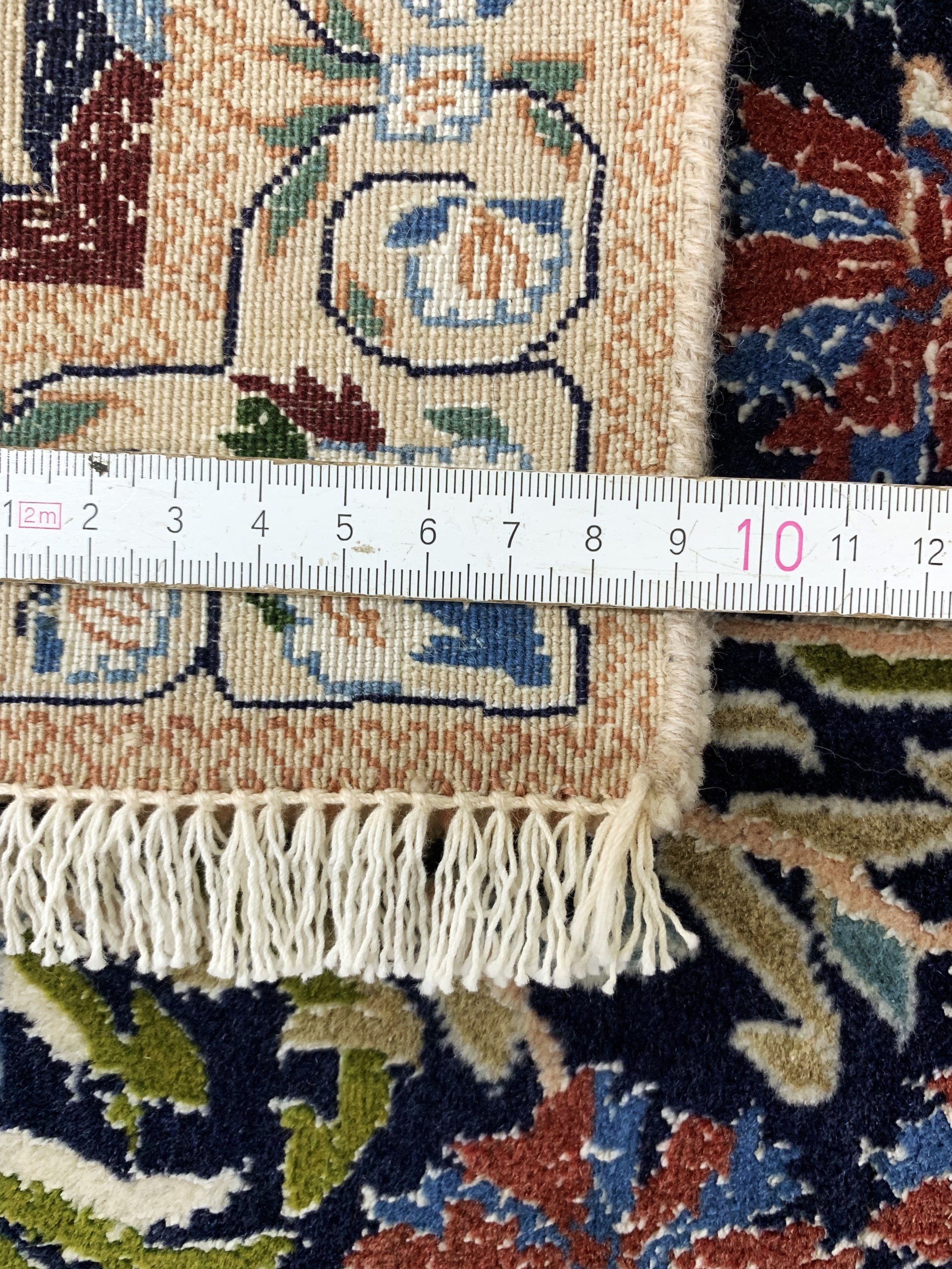 Detail j: Nain fein(6 La), Persien, signiert"PahlevanSafaie", Mitte 20.Jhd, Korkwolle mit Seide, ca. 297 x 199 cm, EHZ:(nahezu neuwertig).