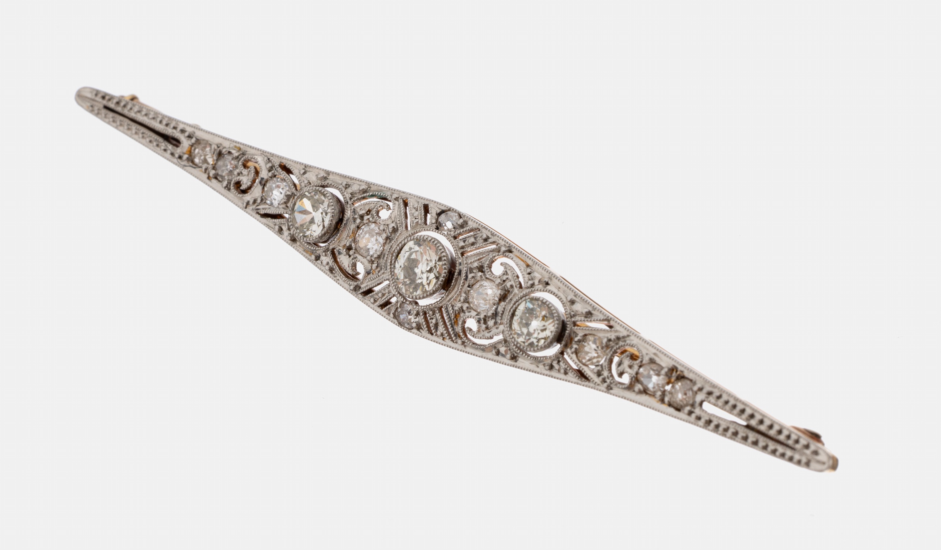14 kt Gold Diamant-Brosche, um 1900, GG 585/000 gepr., schauseitig Platin, durchbrochen gearbeitet, 3 Altschliffdiamantenzus. ca. 0.40 ct ...