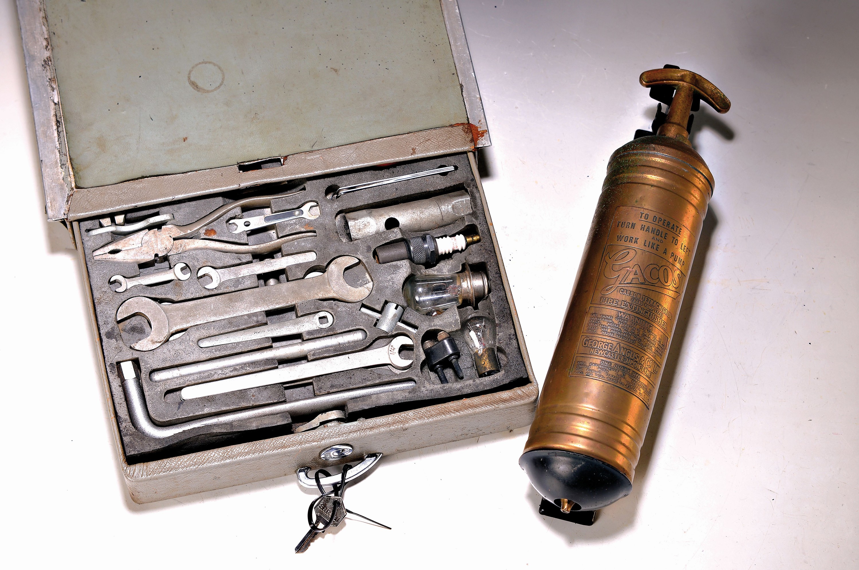 Rolls Royce-Werkzeugkoffer und GACO- Feuerlöscher aus den 1950/60er-Jahren, vielteiliger Werkzeugkoffer von Rolls Royce, Bordwerkzeug wohl aus einem ...