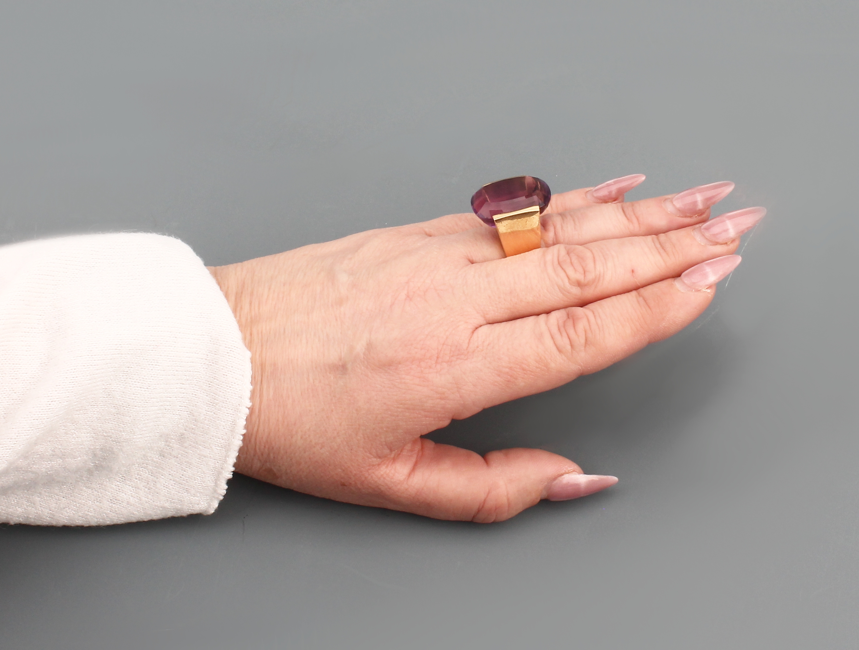 Detail d: 18 kt Gold Amethyst-Ring, GG 750/000, qualitätvolle Verarbeitung, facett. Amethyst ca. 45 ct, RW 55, ca. 33.2 g