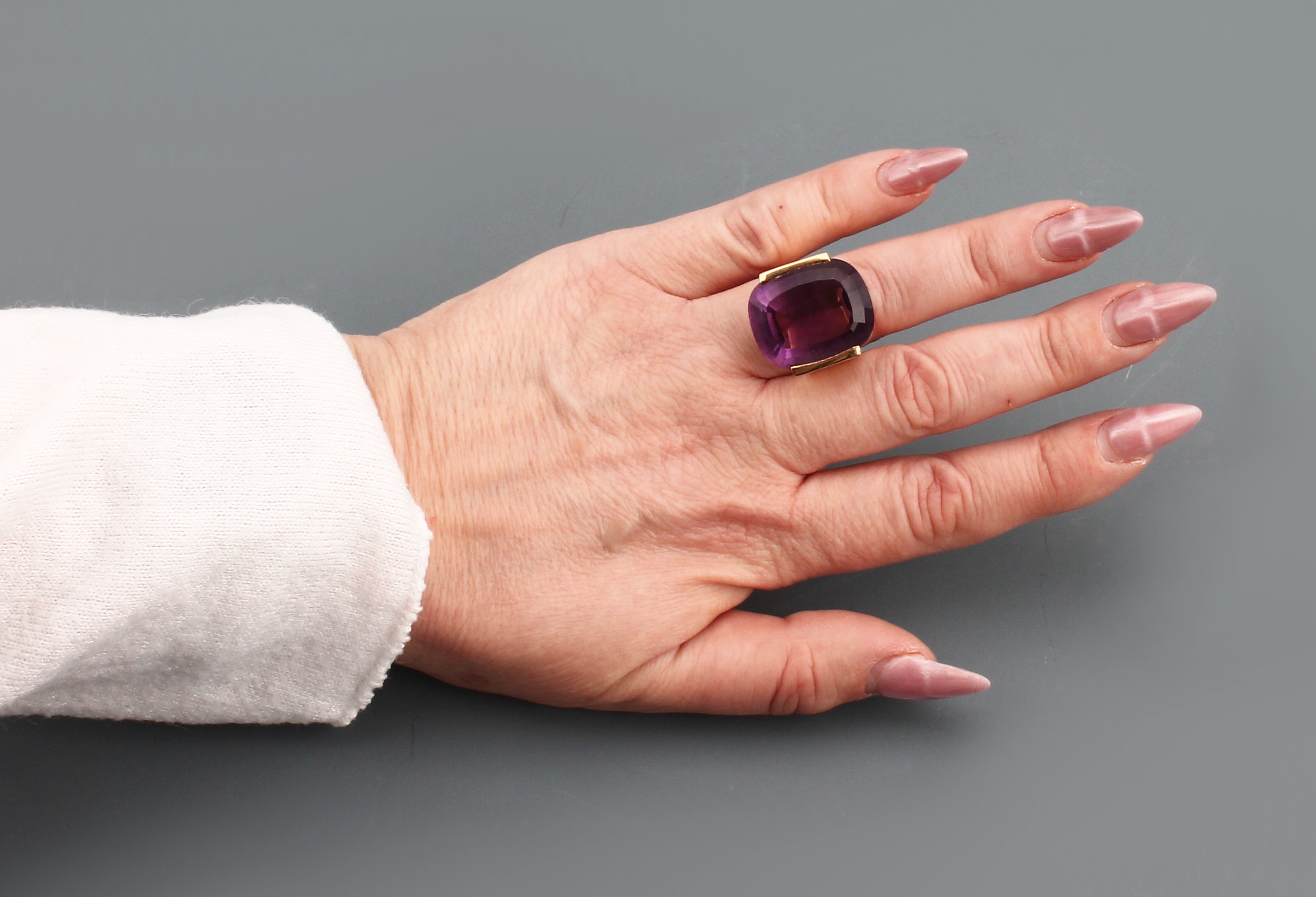 Detail e: 18 kt Gold Amethyst-Ring, GG 750/000, qualitätvolle Verarbeitung, facett. Amethyst ca. 45 ct, RW 55, ca. 33.2 g