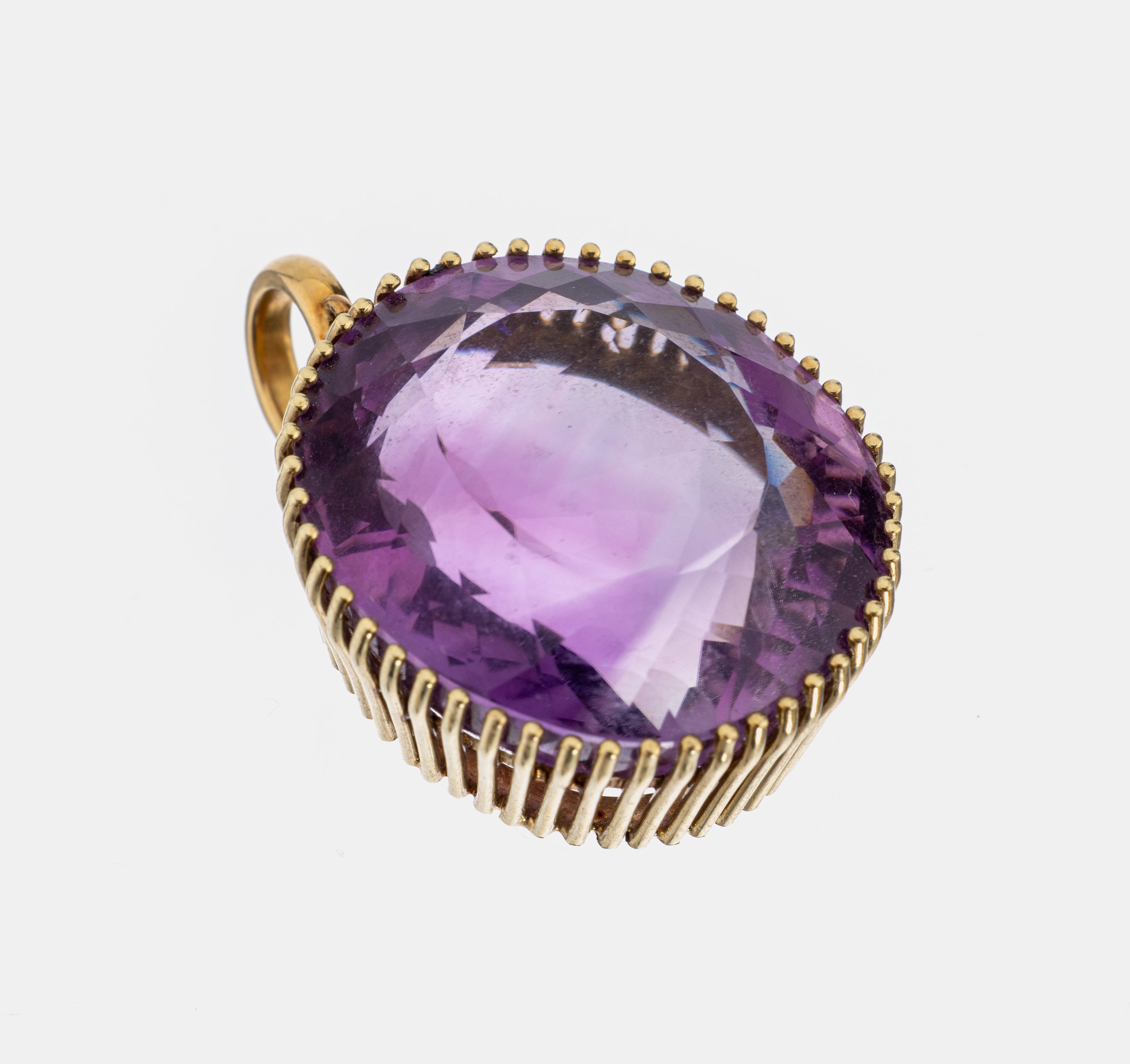14 kt Gold Amethyst-Anhänger, GG 585/000 gepr., Fassung aus einzelnen Stäben, ovalfacett. Amethyst ca. 75 ct, Öse, GG 750/000 gepr. und sek., ca. ...