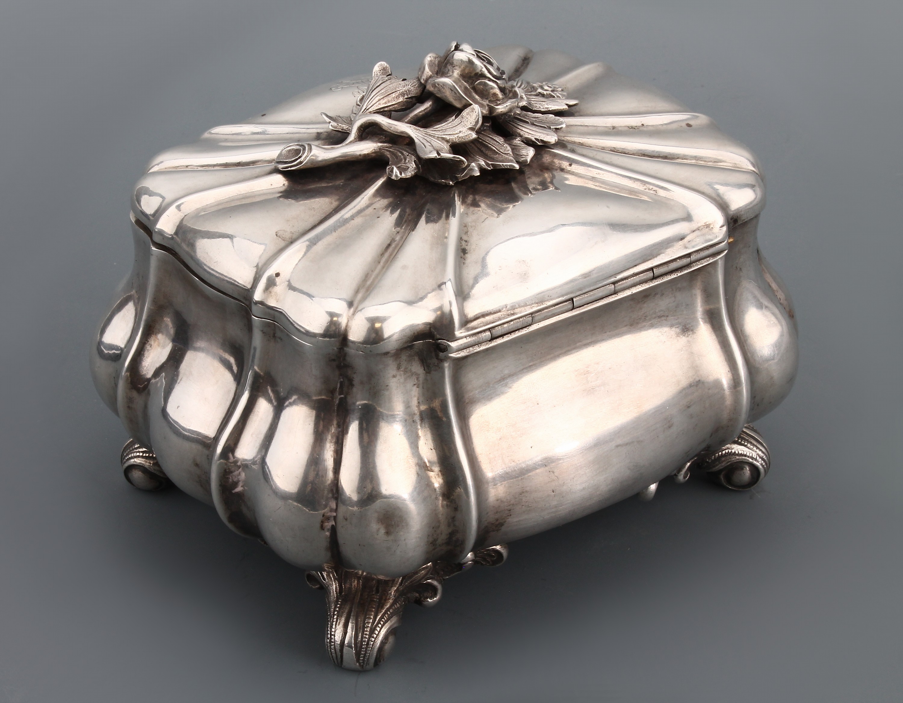 Detail a: Zuckerdose, Warschau 1853, 84er Silber, bauchige Grundform, vierpassig, Deckel mit plastischer Rosenbekrönung, auf 4 Füßen, innenvergoldet, mit ...