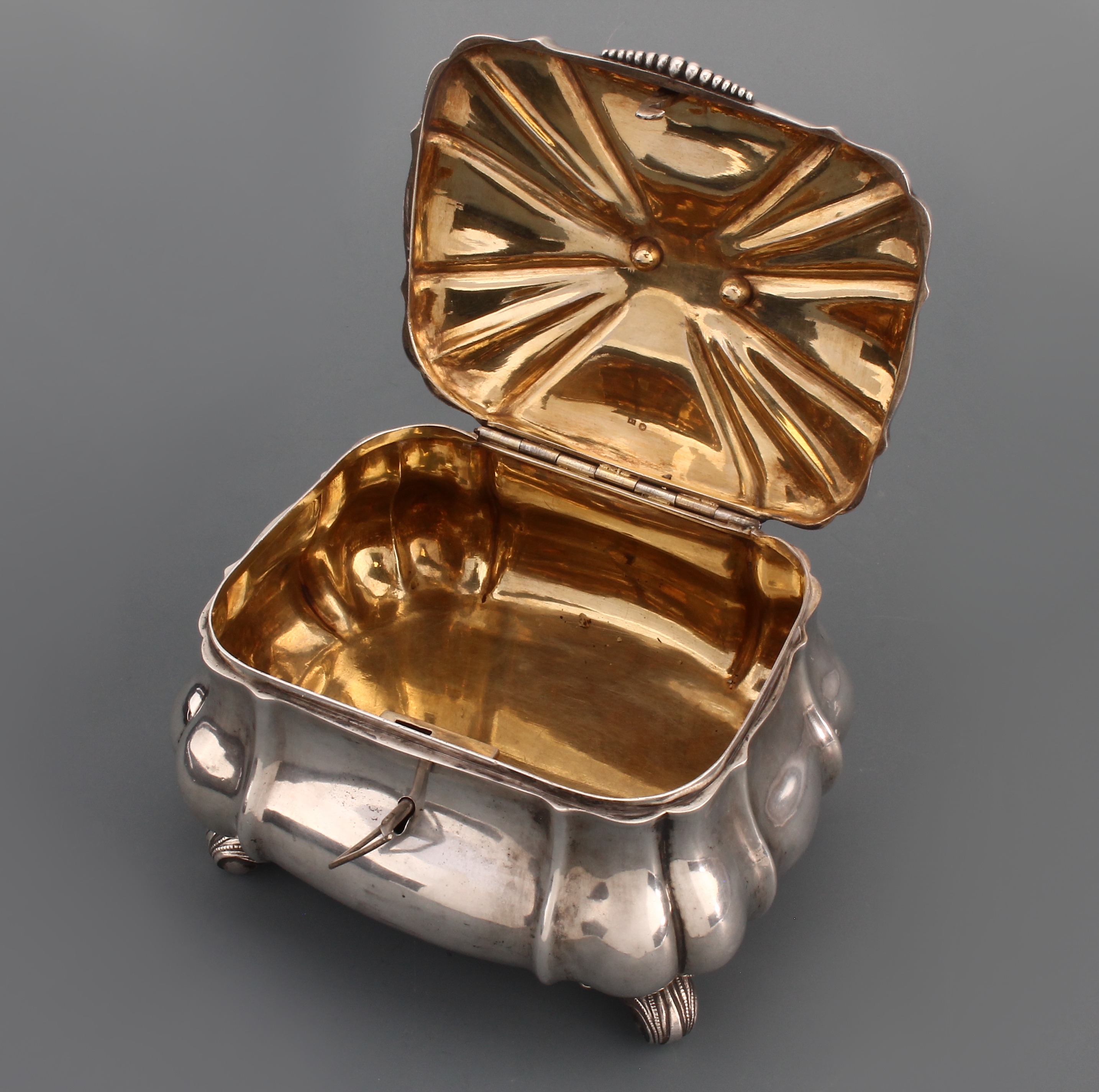 Detail b: Zuckerdose, Warschau 1853, 84er Silber, bauchige Grundform, vierpassig, Deckel mit plastischer Rosenbekrönung, auf 4 Füßen, innenvergoldet, mit ...