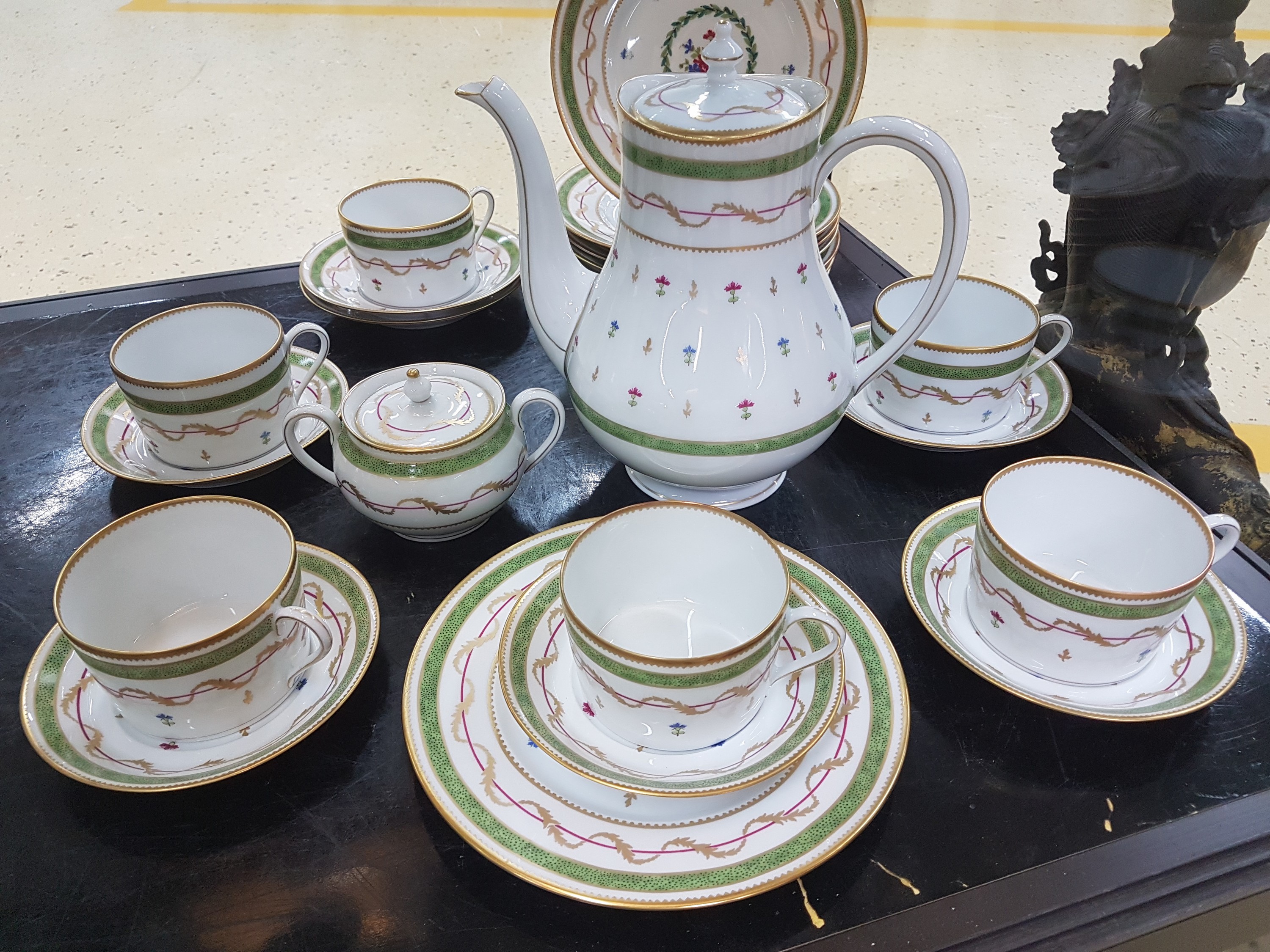 Detail b: Kaffeeservice, Haviland Limoges, 20. Jh., Modell Vieux Paris vert, grüner Rand, Goldstaffage, kleine gestreute Blumen, Kanne, Zuckerdose, 6 Tassen, ...