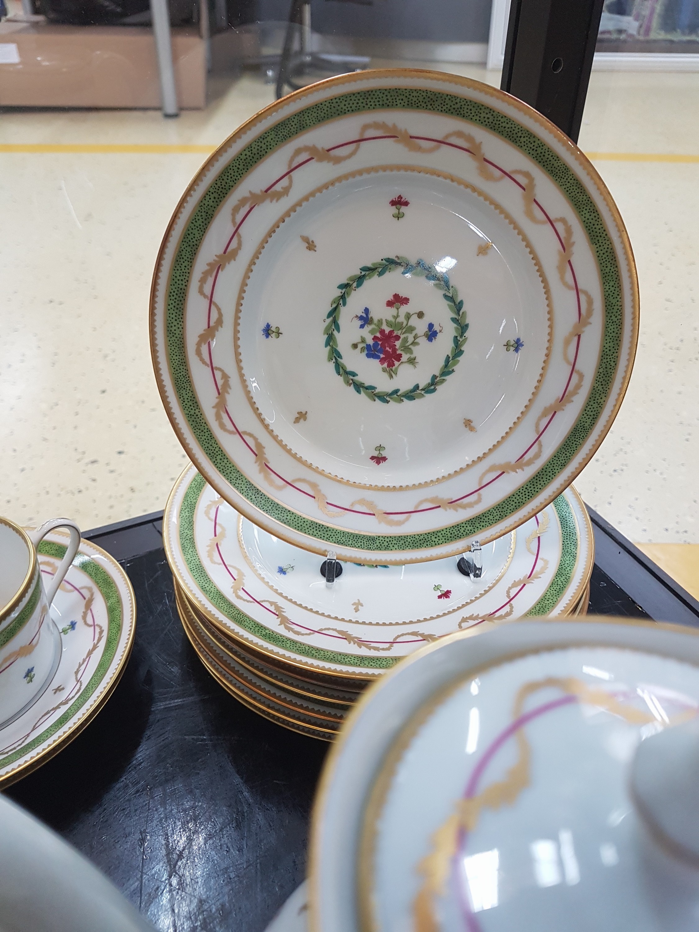 Detail c: Kaffeeservice, Haviland Limoges, 20. Jh., Modell Vieux Paris vert, grüner Rand, Goldstaffage, kleine gestreute Blumen, Kanne, Zuckerdose, 6 Tassen, ...