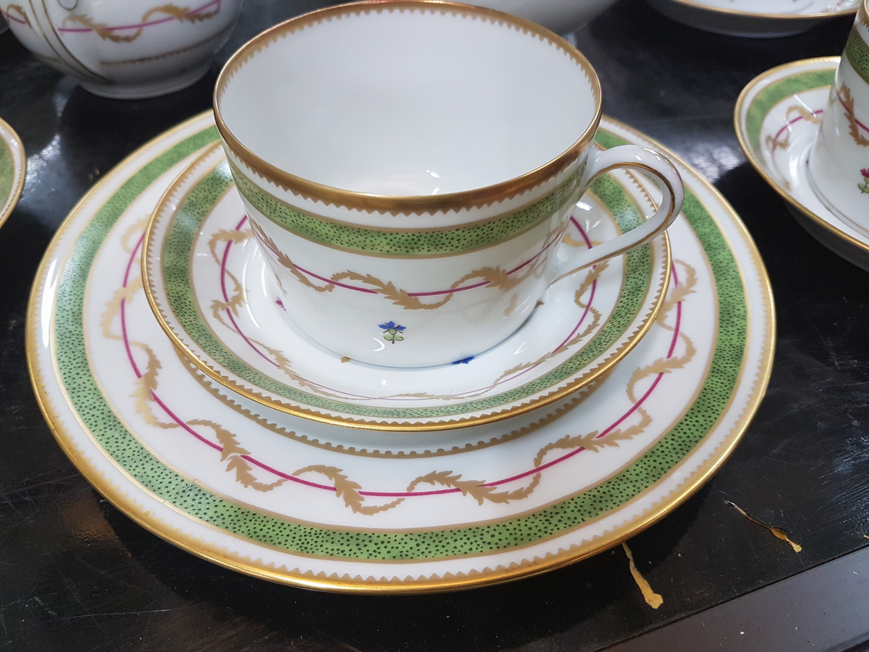 Detail d: Kaffeeservice, Haviland Limoges, 20. Jh., Modell Vieux Paris vert, grüner Rand, Goldstaffage, kleine gestreute Blumen, Kanne, Zuckerdose, 6 Tassen, ...