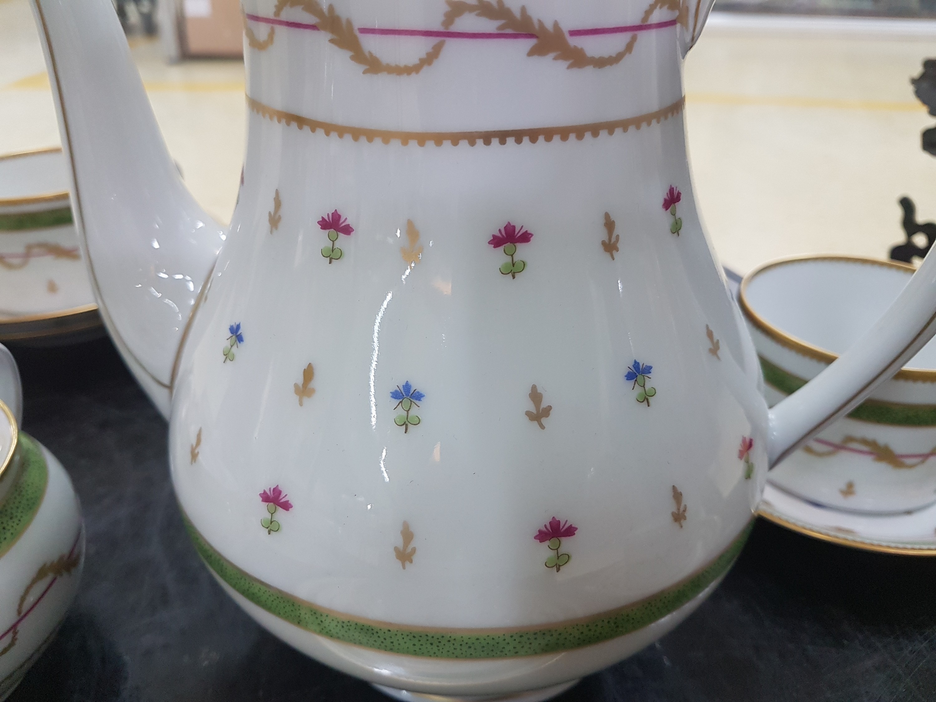 Detail e: Kaffeeservice, Haviland Limoges, 20. Jh., Modell Vieux Paris vert, grüner Rand, Goldstaffage, kleine gestreute Blumen, Kanne, Zuckerdose, 6 Tassen, ...