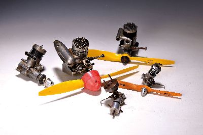 Image 5 model engines, WAF and O.S. Max, 1950/60s, with accessories: replaceable air-cooled ...