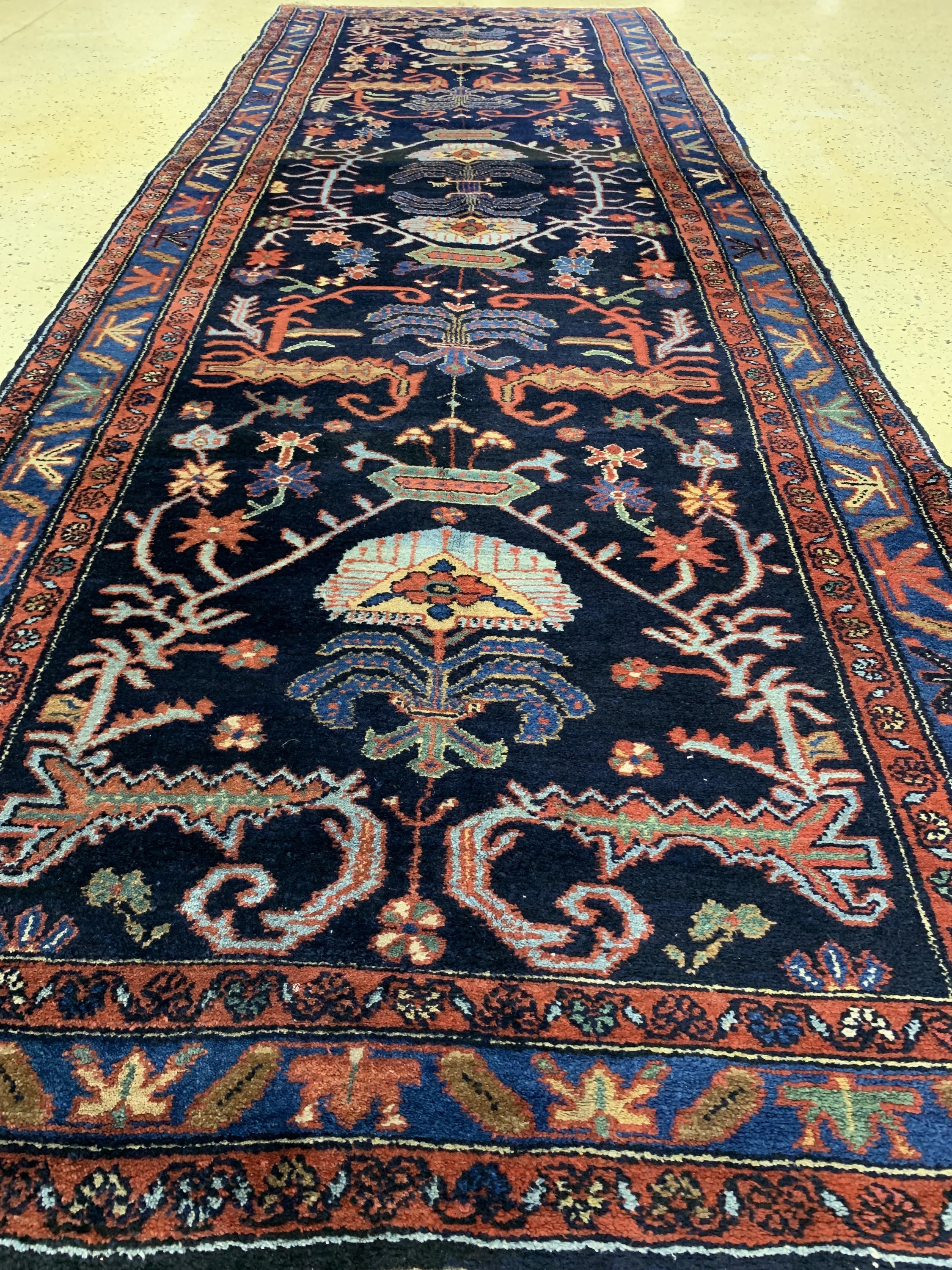 Detail d: Nahawand alt, Persien, Anfang 20.Jhd, Wolleauf Baumwolle, ca. 400 x 138 cm, EHZ: 2, (alteRestaurierungen)