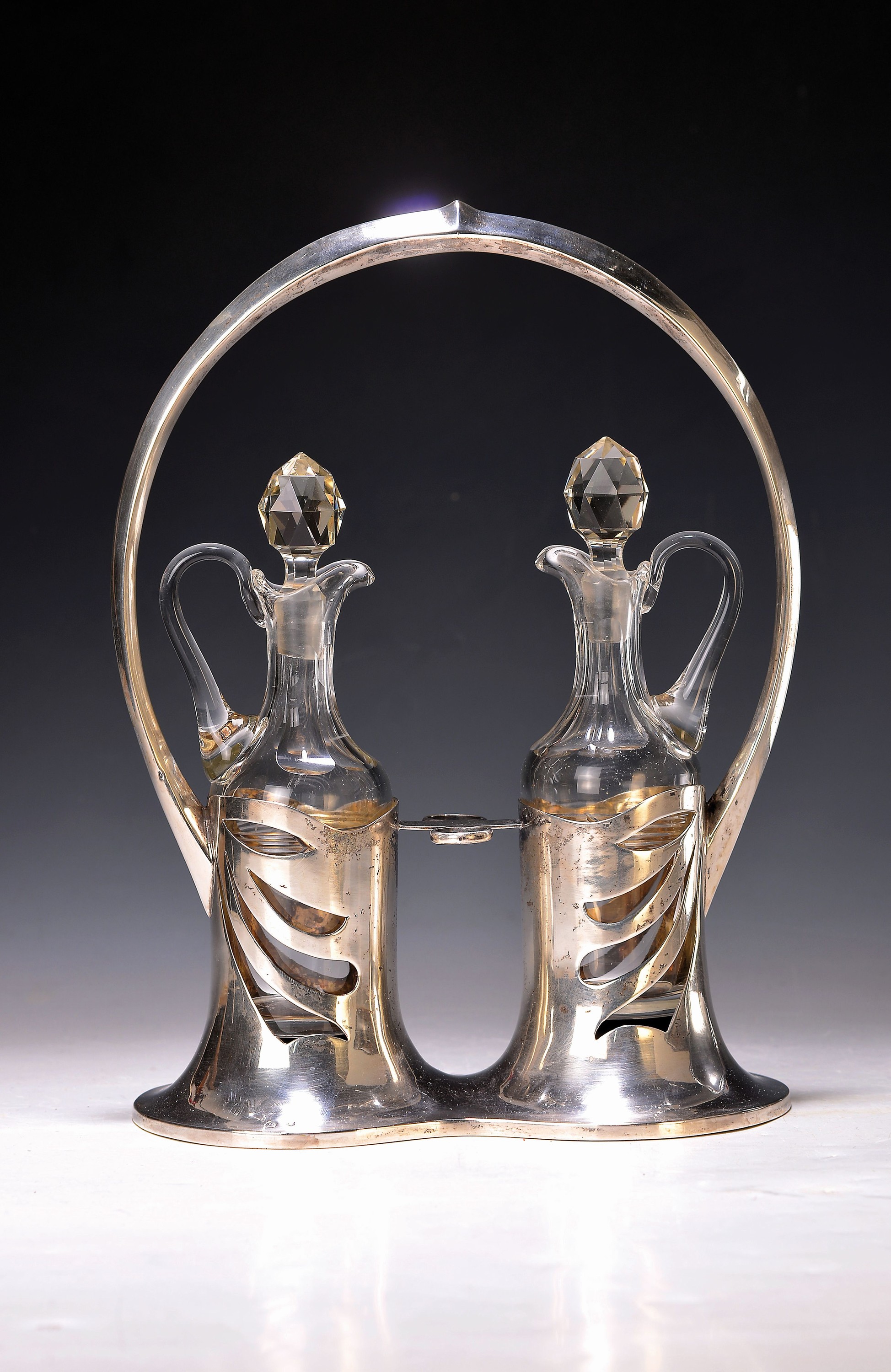 Menagère für Essig und Öl, Frankreich um 1900,Jugendstil, Silber, schöner Durchbruchdekor, Glaskaraffen sekundär, Höhe ca. 30cm