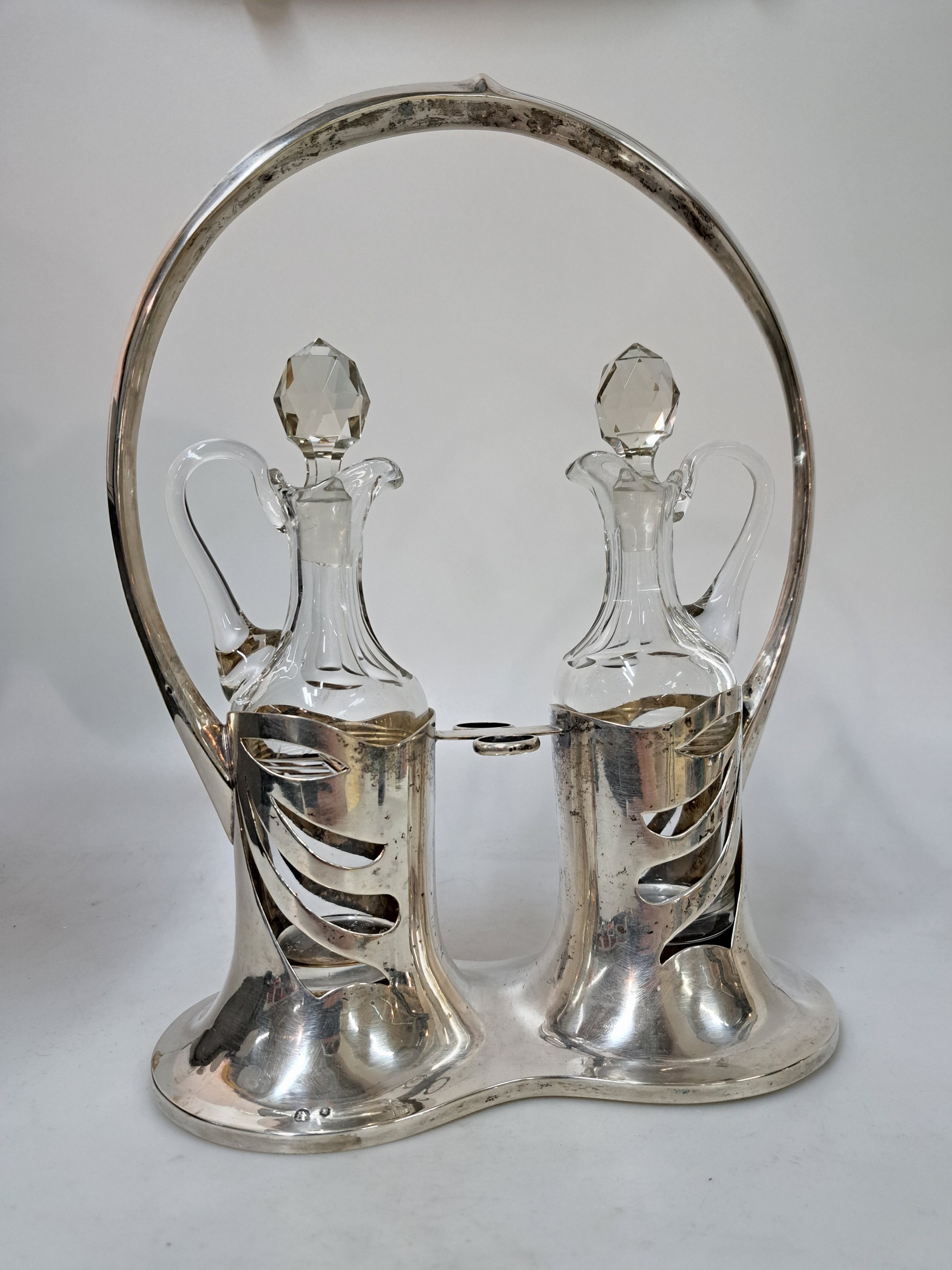 Detail a: Menagère für Essig und Öl, Frankreich um 1900,Jugendstil, Silber, schöner Durchbruchdekor, Glaskaraffen sekundär, Höhe ca. 30cm