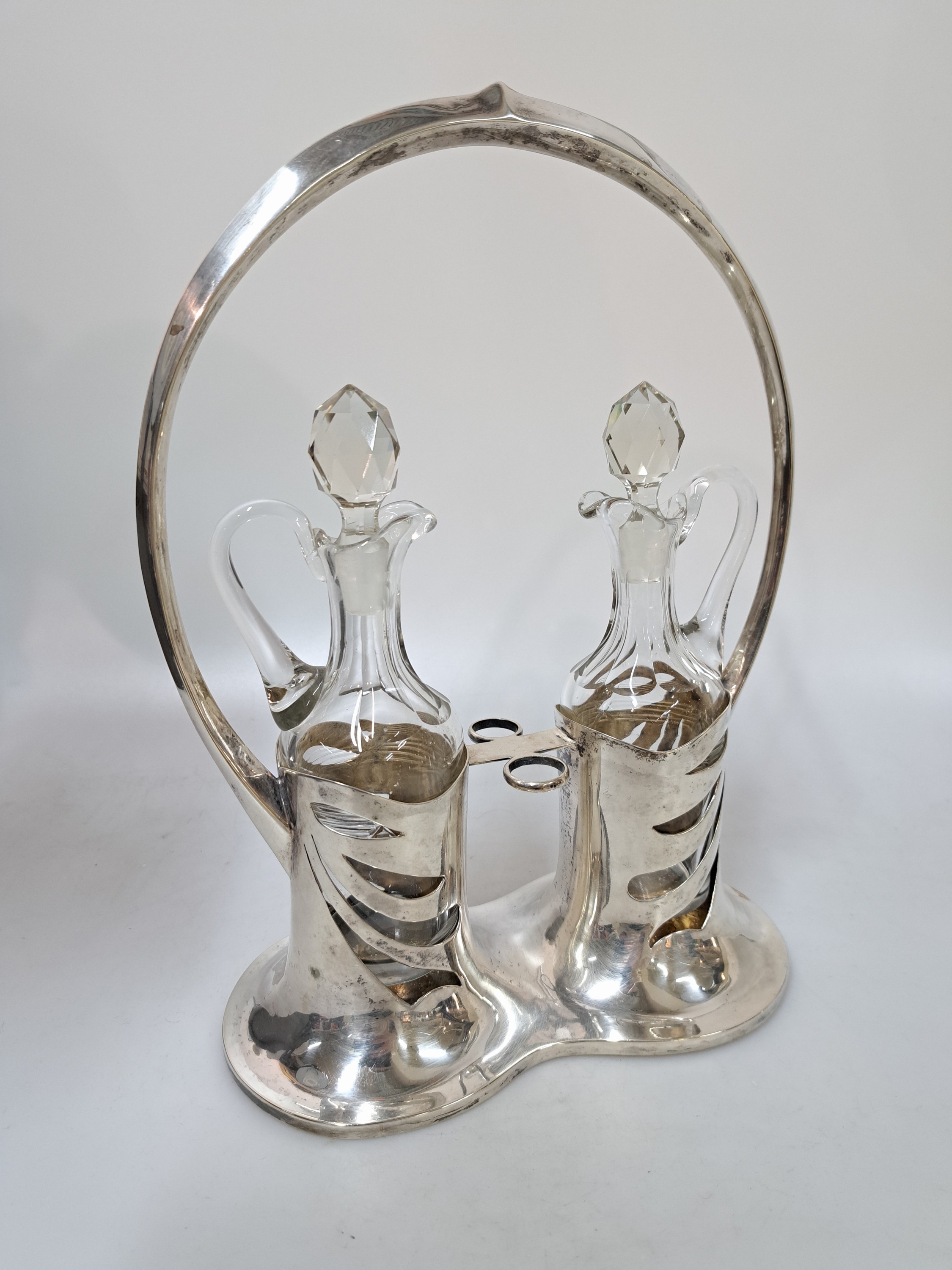 Detail b: Menagère für Essig und Öl, Frankreich um 1900,Jugendstil, Silber, schöner Durchbruchdekor, Glaskaraffen sekundär, Höhe ca. 30cm