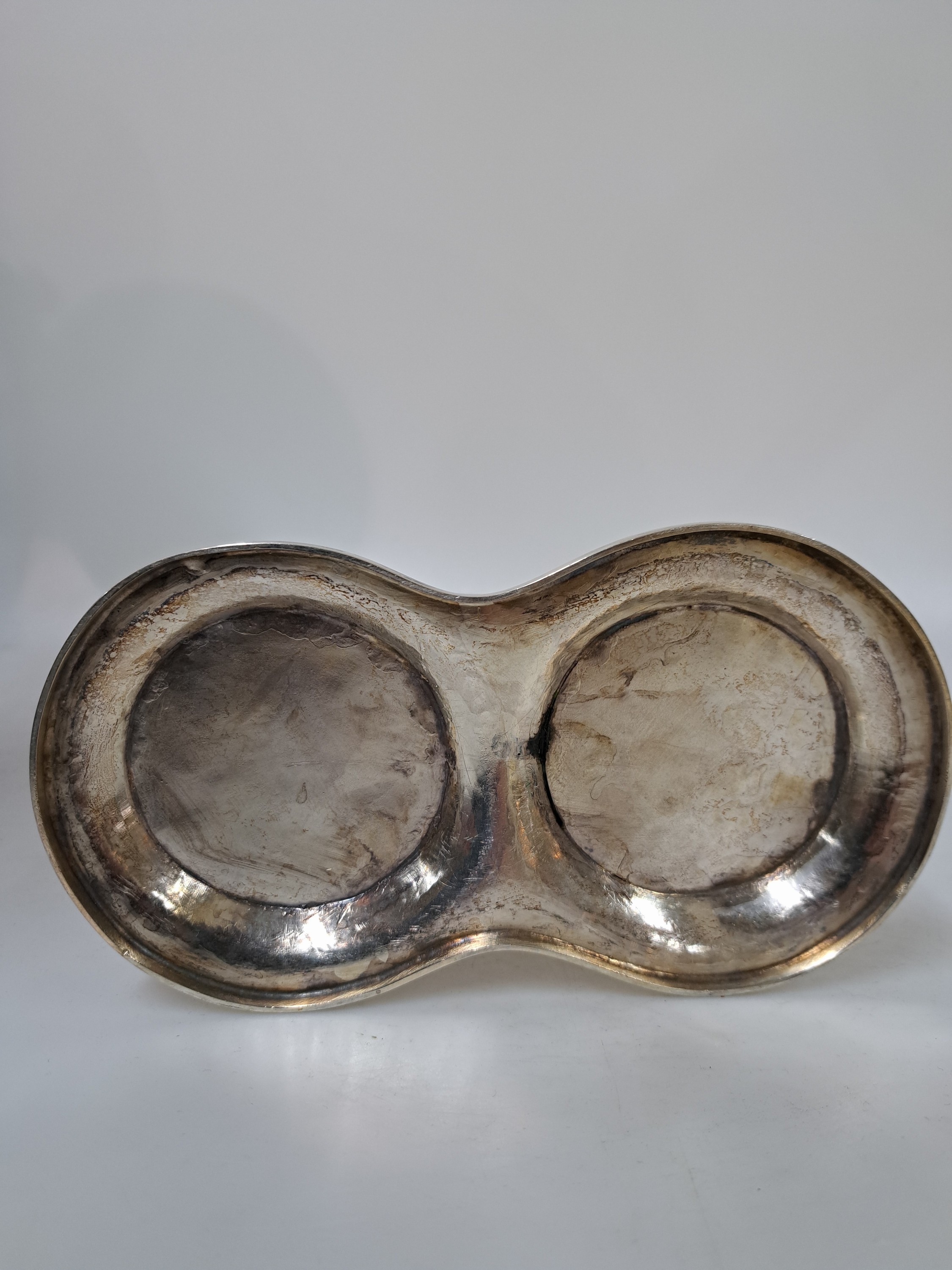 Detail d: Menagère für Essig und Öl, Frankreich um 1900,Jugendstil, Silber, schöner Durchbruchdekor, Glaskaraffen sekundär, Höhe ca. 30cm