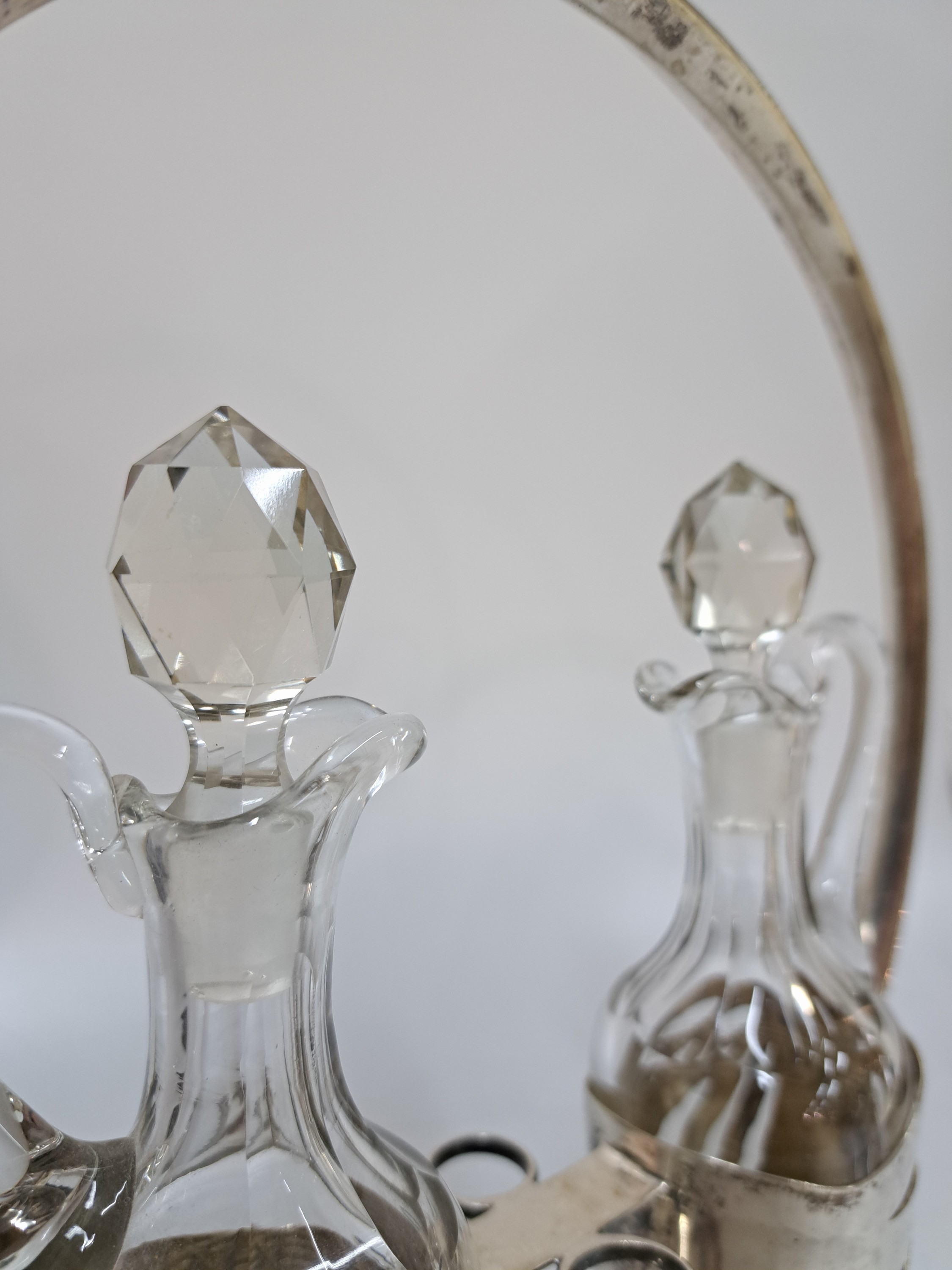 Detail e: Menagère für Essig und Öl, Frankreich um 1900,Jugendstil, Silber, schöner Durchbruchdekor, Glaskaraffen sekundär, Höhe ca. 30cm
