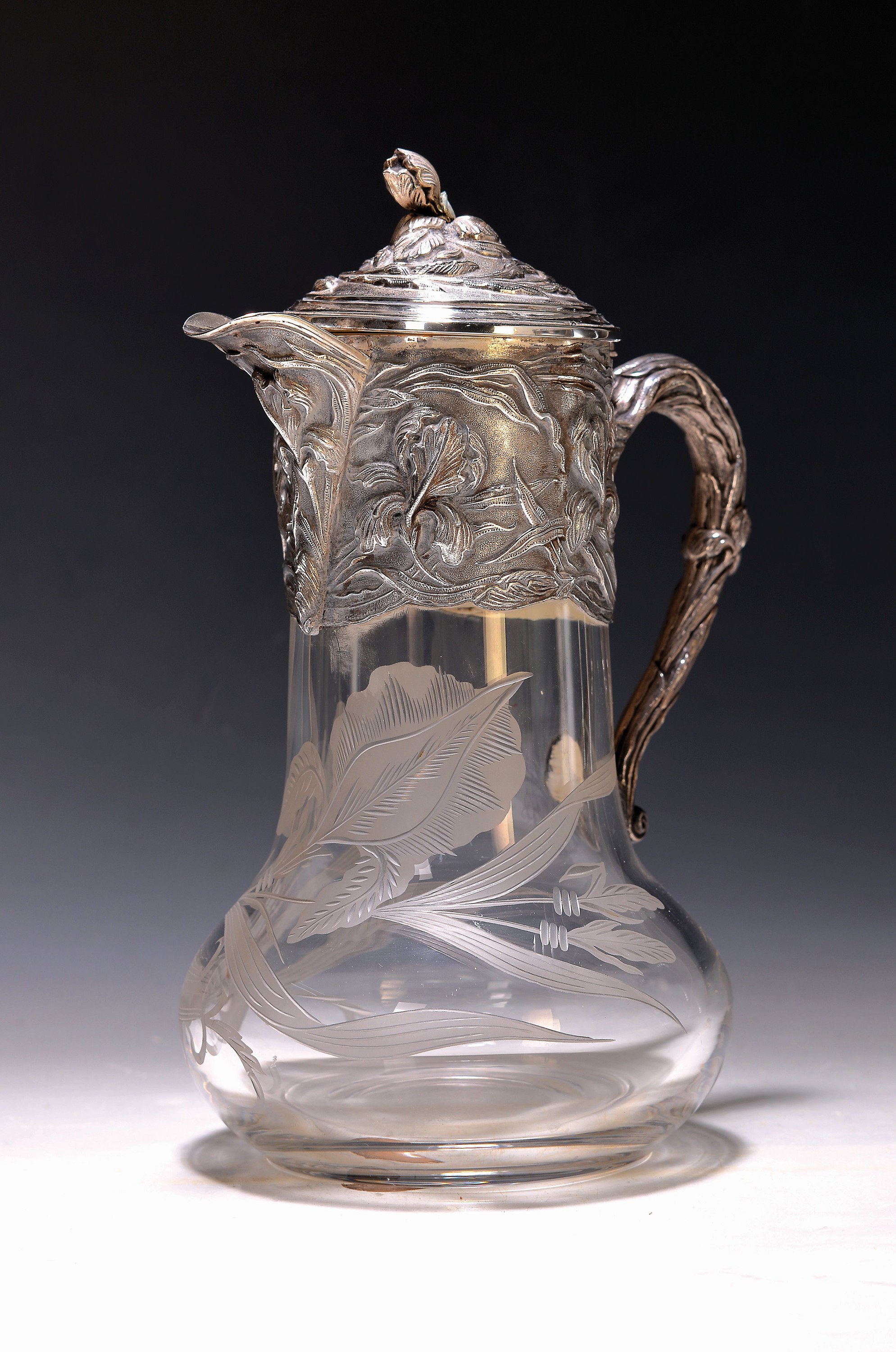 Krug, Portugal, mit schwerer Silbermontur, Korpus farbloses Glas floral geschliffen, schwere Silbermontur mit reliefiertem Schwertliliendekor, H. ca. ...