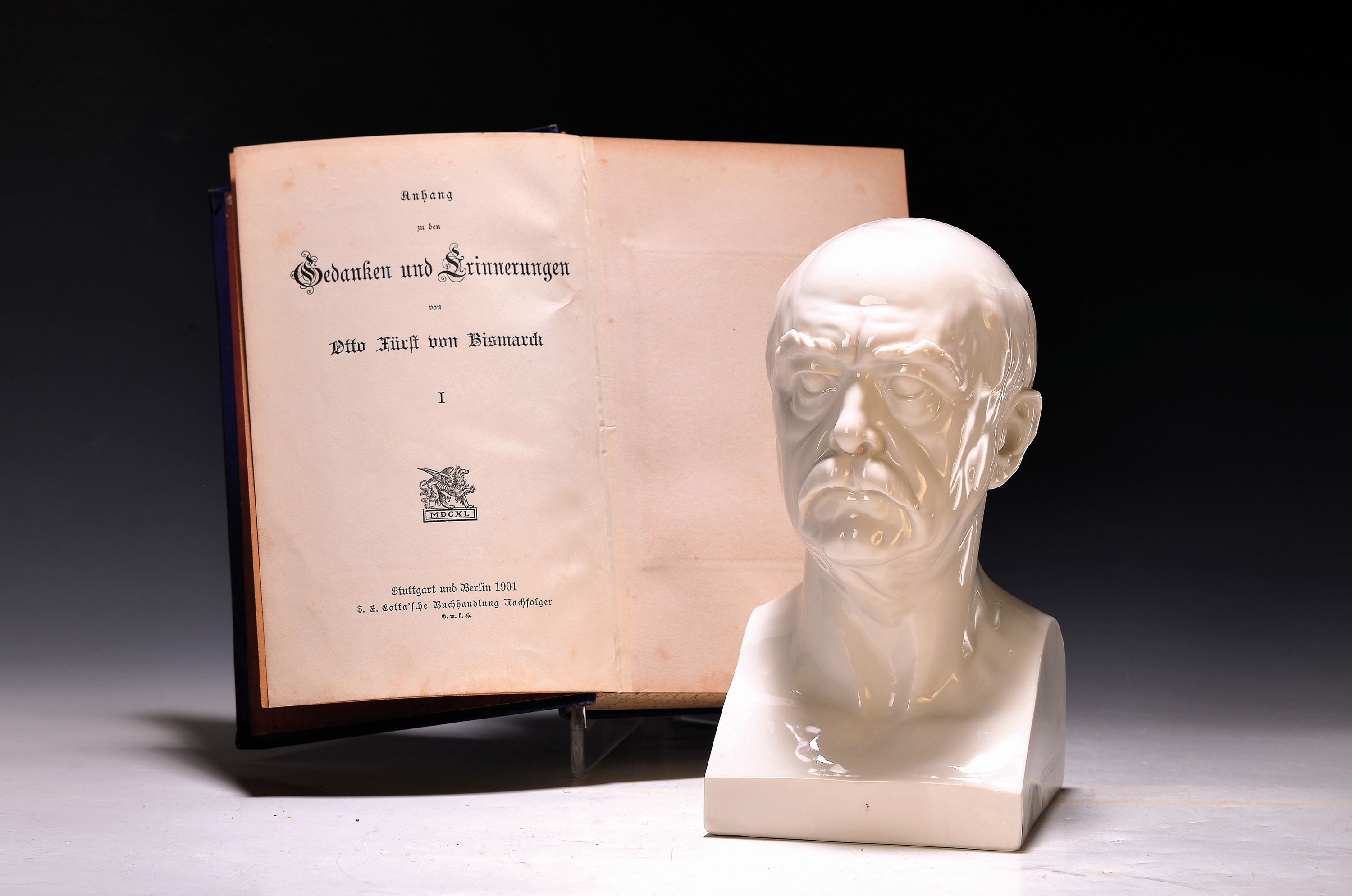 Büste des Fürsten Bismarck, Schwarzburger Werkstätten, Modellnr. U 531, weiß, H. ca. 22cm, dazu Buch: Kaiser Wilhelm I und Bismarck, ...
