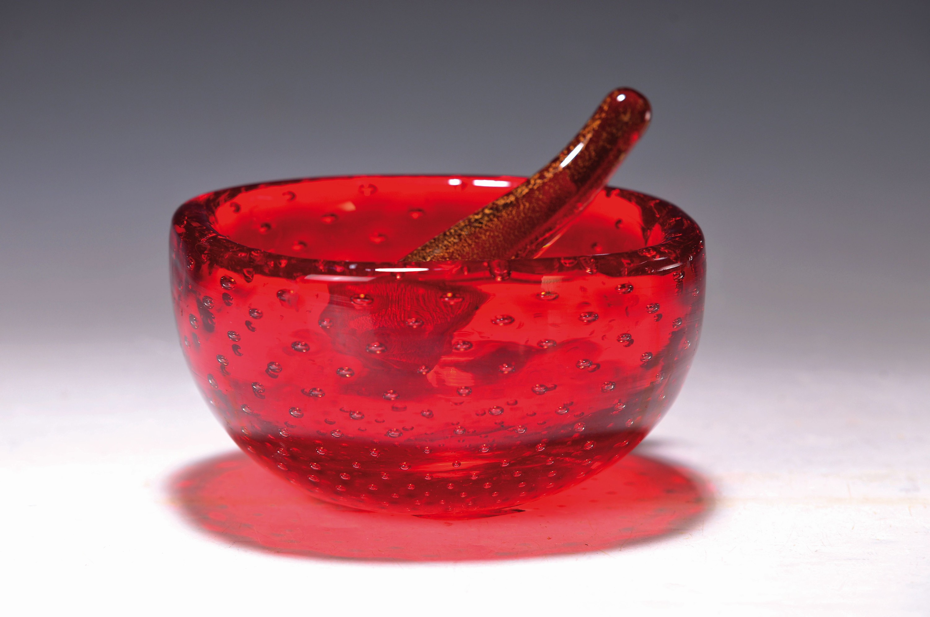 Schale und Glasobjekt, Venini Murano, 1970er Jahre, Schale mit rotem Überfang und eingestochenen Luftblasen, ca. 6x12x12cm, Objekt mit ...