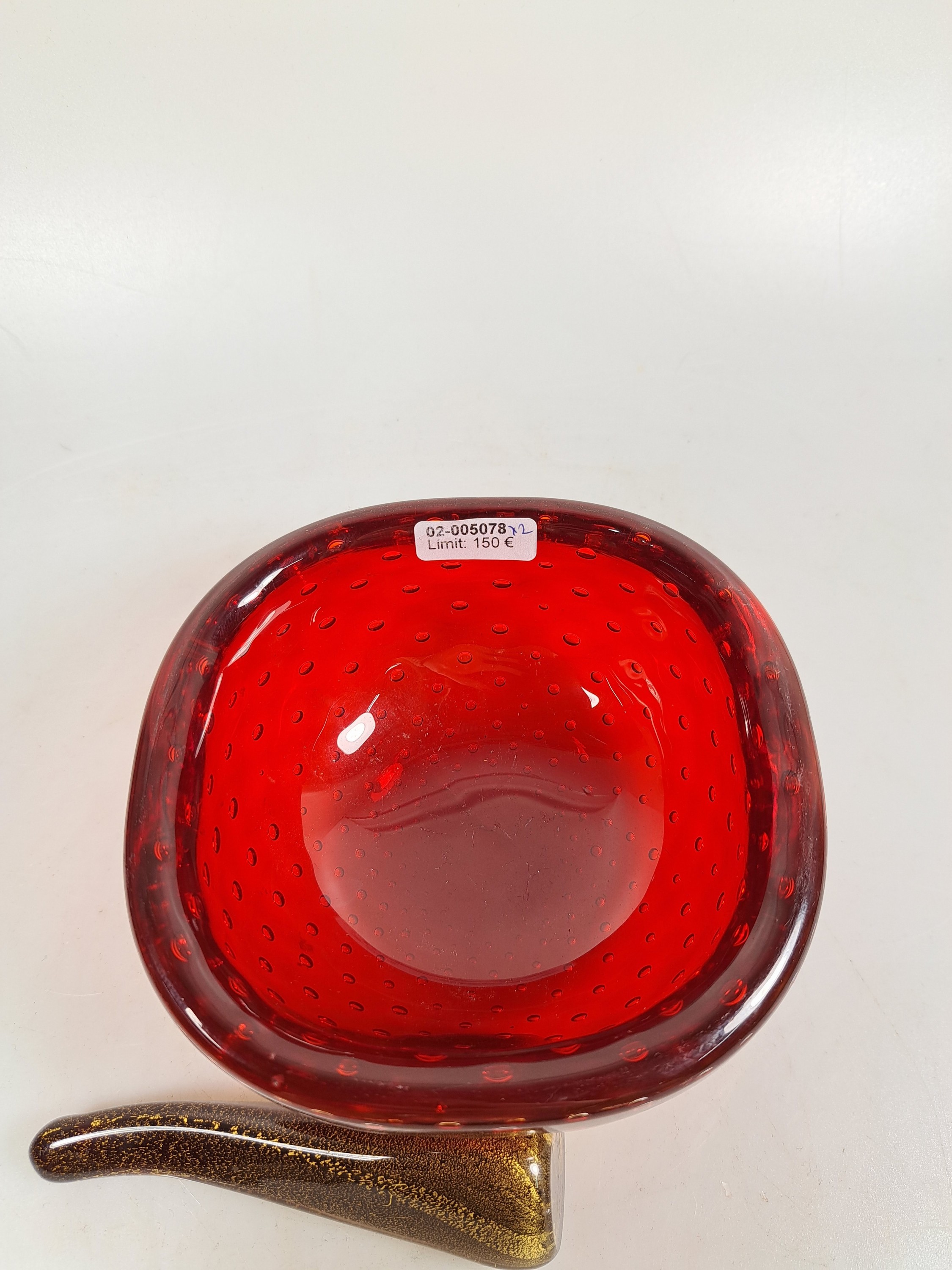 Detail a: Schale und Glasobjekt, Venini Murano, 1970er Jahre, Schale mit rotem Überfang und eingestochenen Luftblasen, ca. 6x12x12cm, Objekt mit ...